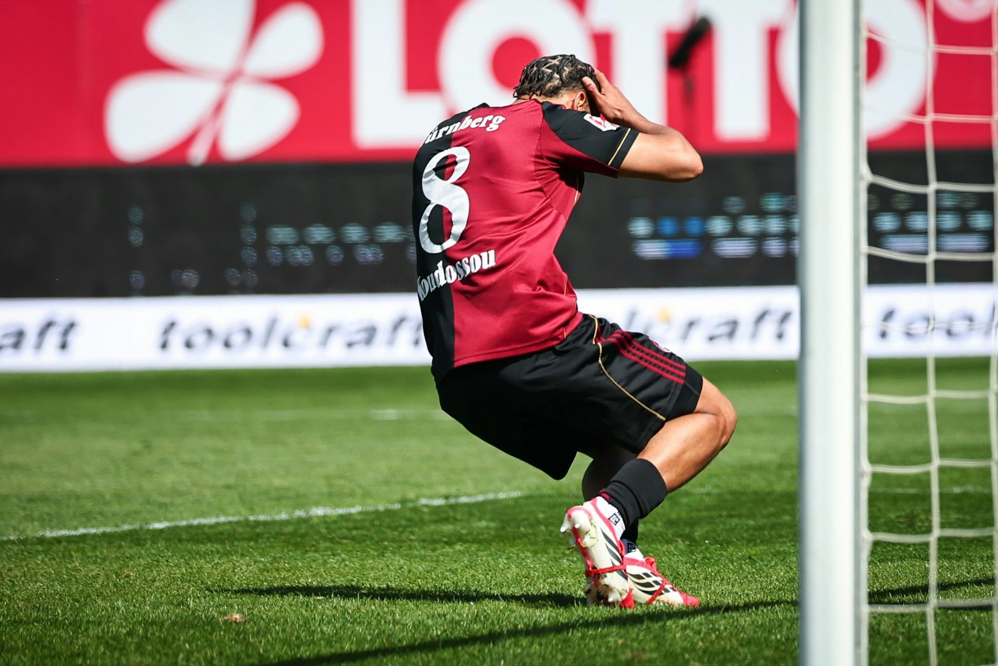 Nürnbergs Henri Koudossou reagiert entsetzt nach seinem Eigentor.