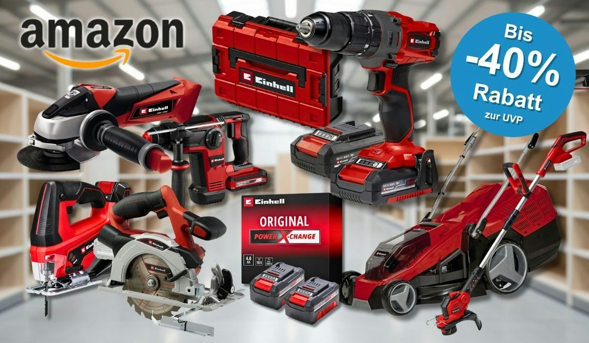 Collage roter Einhell-Akku-Geräte vor einem hellen Baumarkt-Hintergrund mit Regalen. Zu sehen sind eine Bohrmaschine, ein Bohrhammer, eine Winkelschleifmaschine, eine Stichsäge, eine Kreissäge, ein Rasenmäher und ein Rasentrimmer sowie ein Einhell-Koffer und ein Power-X-Change-Akkupaket mit zwei Akkus und Ladegerät.
