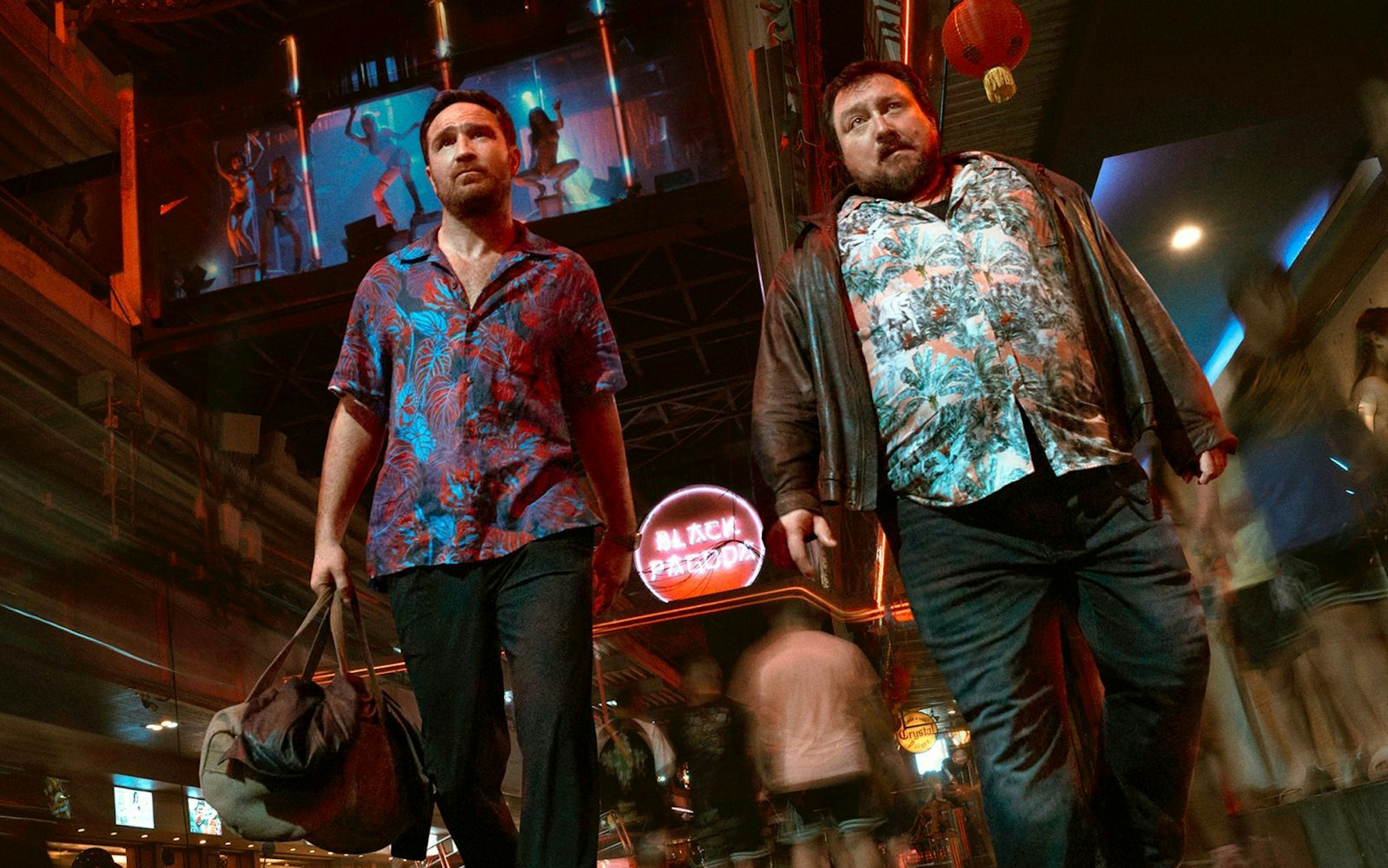 Nicht nur Kreuzberger Nächte sind lang, wie Charly (Frederick Lau, links) und Joseph (Christoph F. Krutzler) in Bangkok feststellen. Auf der Suche nach der Münze geraten sie in ein neues tödliches Abenteuer. (Bild: Sasidis Sasisakulporn/Netflix)