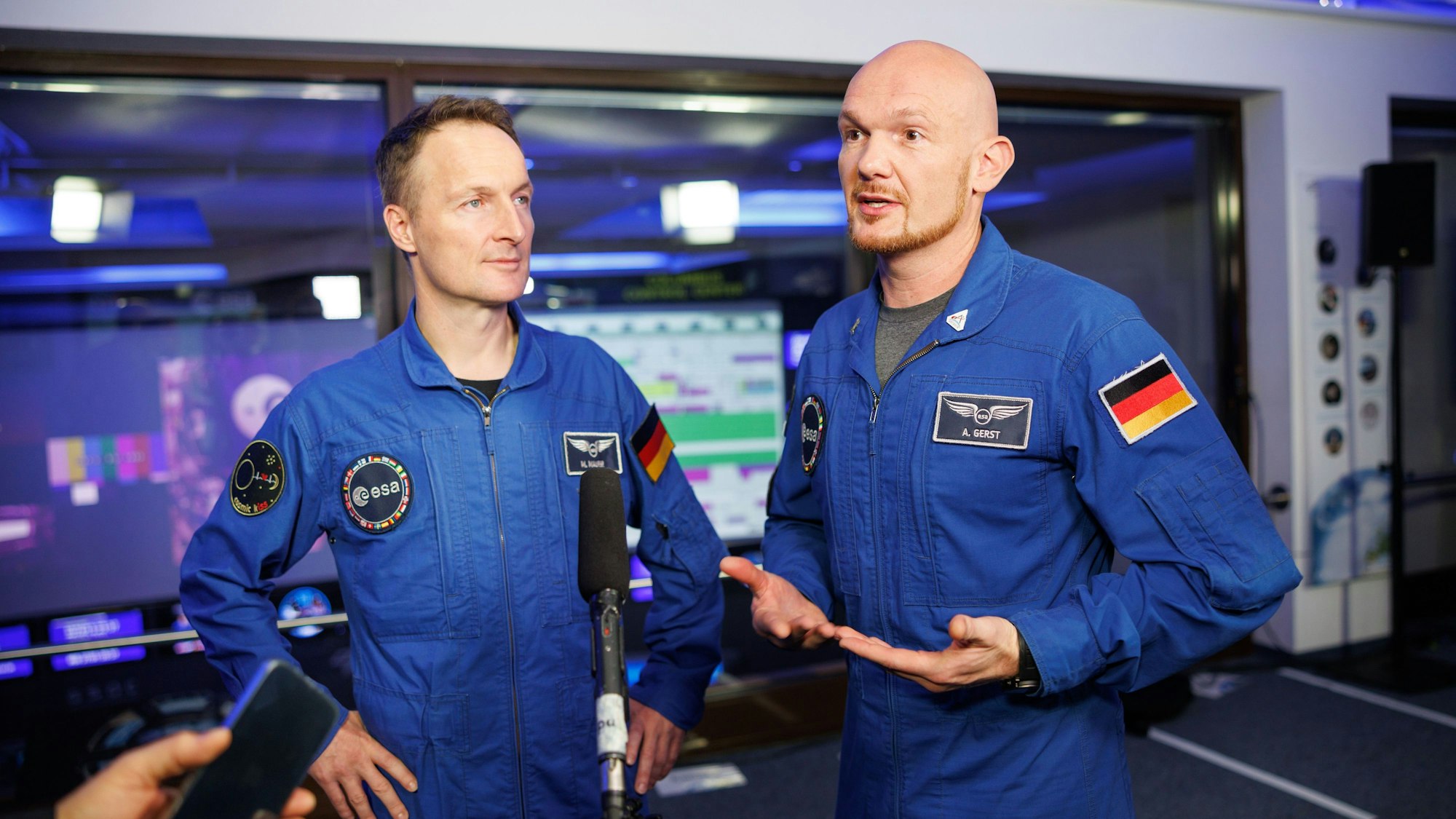 Matthias Maurer (l.) und Alexander Gerst, beide Astronauten, bei einem Interview. (Archivbild)