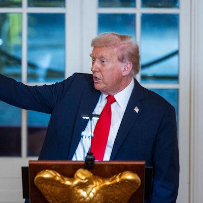 US-Präsident Donald Trump zeigt bei einem Abendessen für Spender, die zum Bau des neuen Ballsaals im Weißen Haus beigetragen haben, das Modell eines Triumphbogens. (Archivbild)