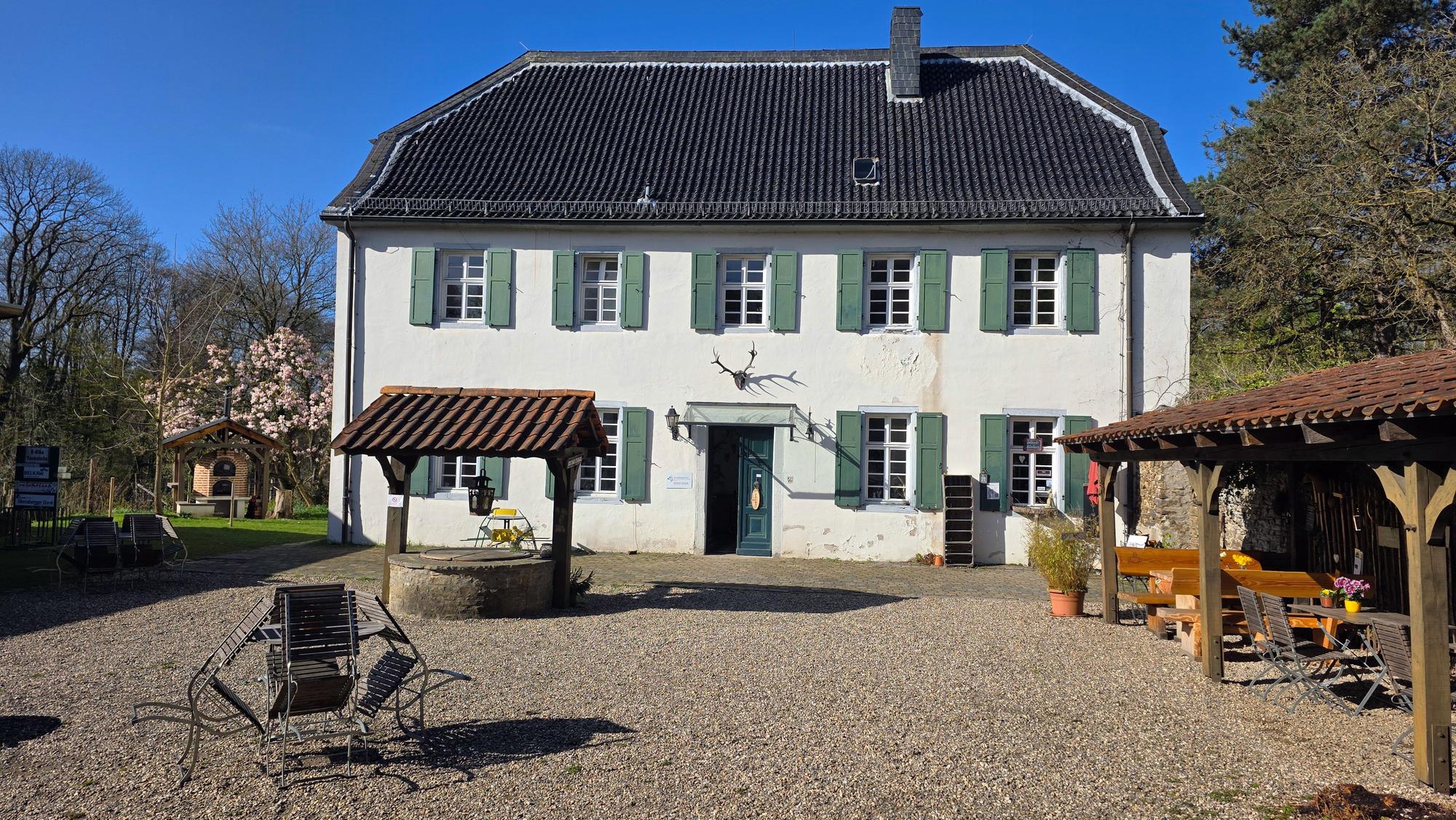 Das Forsthaus Steinhaus bei Moitzfeld steht in der Sonne.
