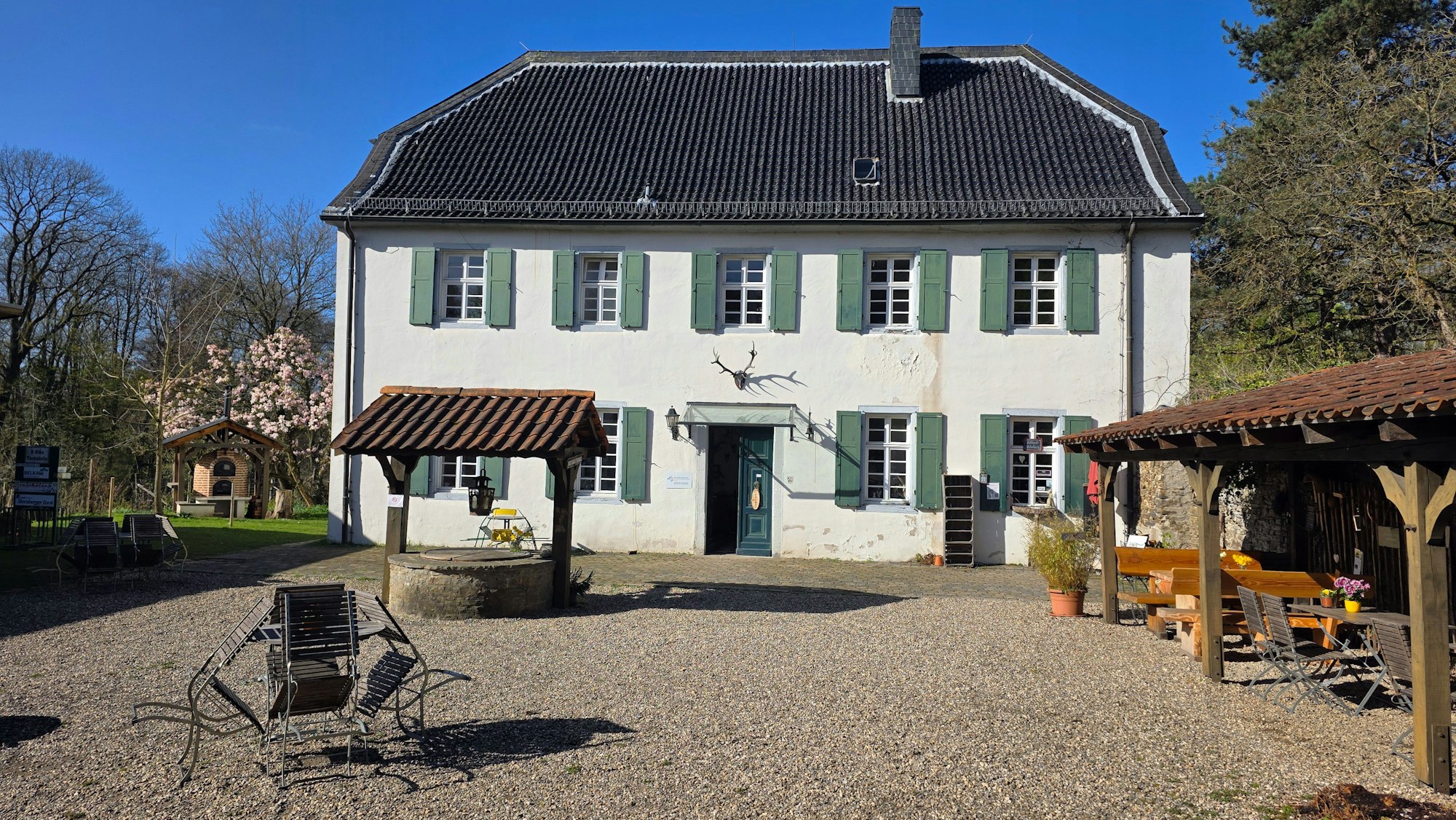 Das Forsthaus Steinhaus bei Moitzfeld steht in der Sonne.