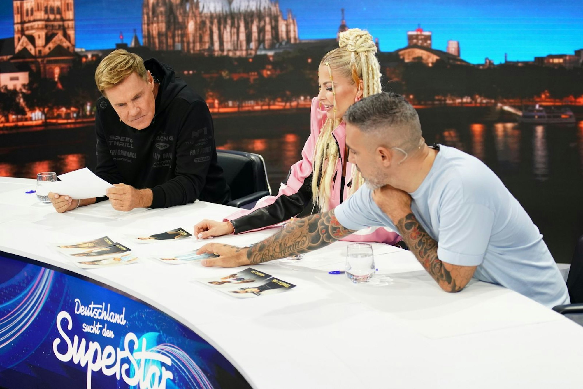 Taff Job: Die DSDS-Juroren Dieter Bohlen, Isi Glück und Bushido (von links) sind nicht immer einer Meinung. (Bild: RTL/Stefan Gregorowius)