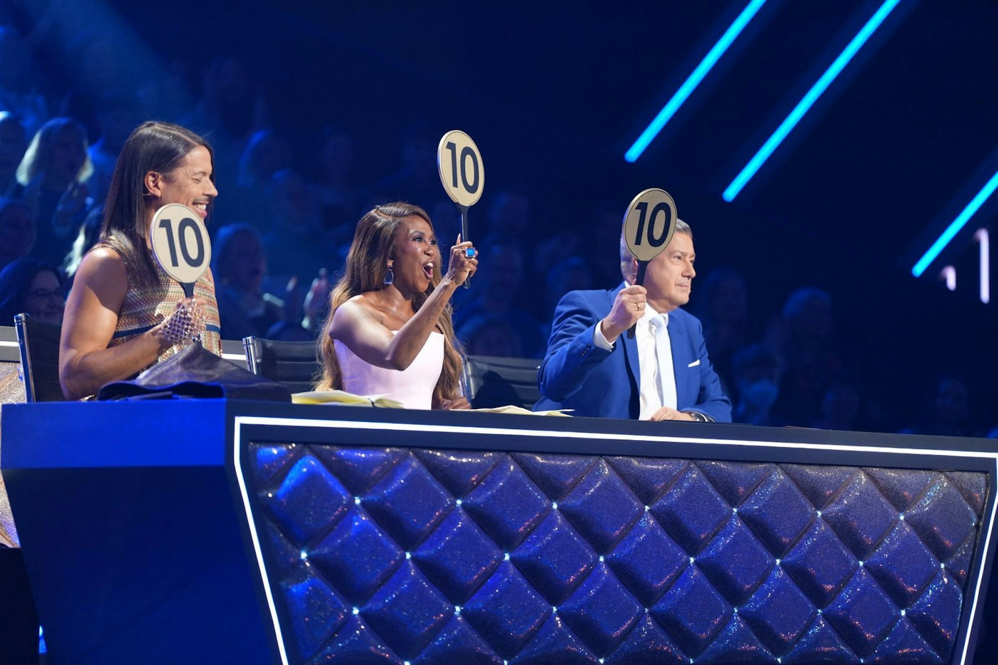 Das sieht man bei „Let's Dance“ nicht oft: Die Juroren Jorge González (links), Motsi Mabuse und Joachim Llambi zückten alle die Zehner-Kelle. (Bild: RTL / Stefan Gregorowius)