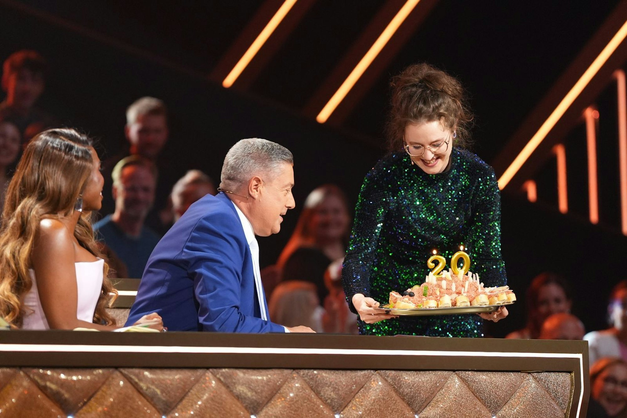 Joachim Llambi bekam zum 20. Jubiläum eine Mettbrötchen-Torte überreicht. (Bild: RTL / Stefan Gregorowius)
