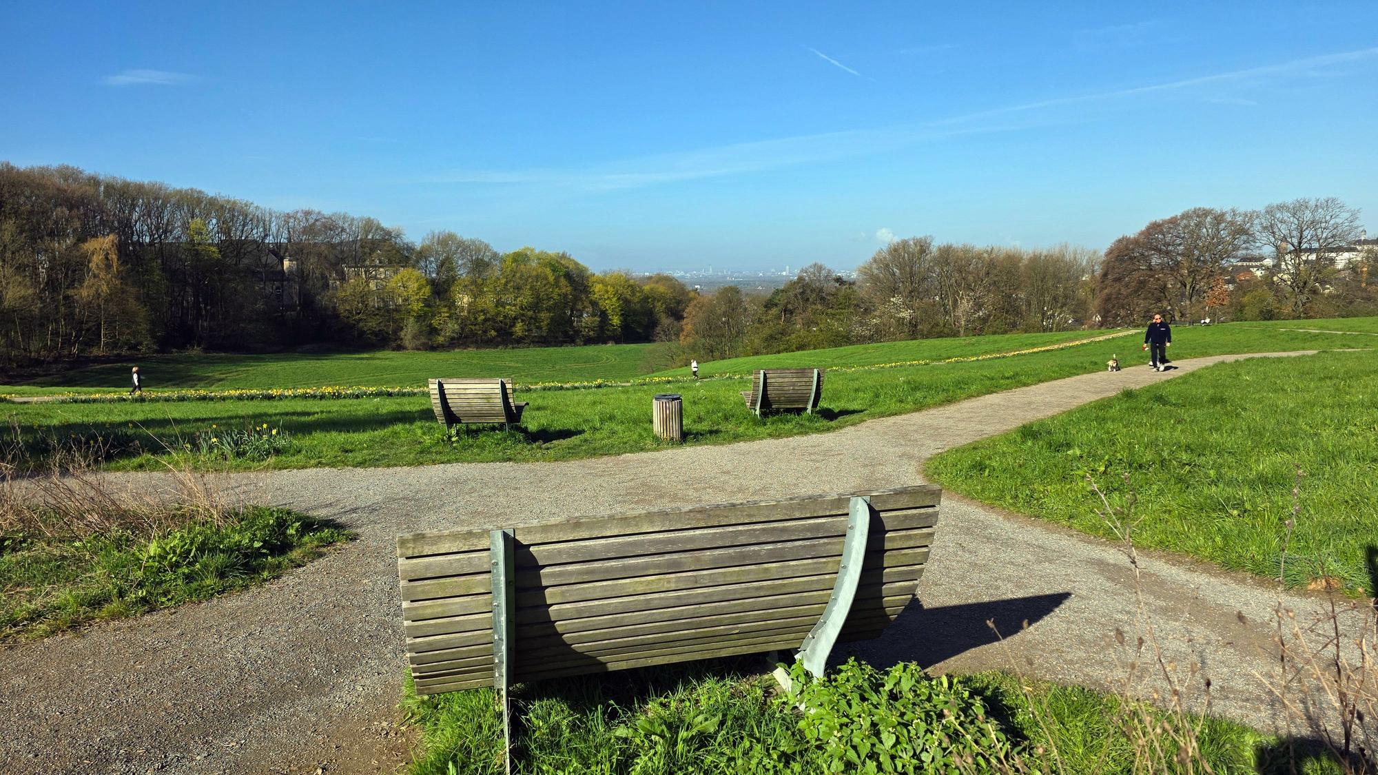 Landschaftssofas stehen im Bensberger Stadtgarten.