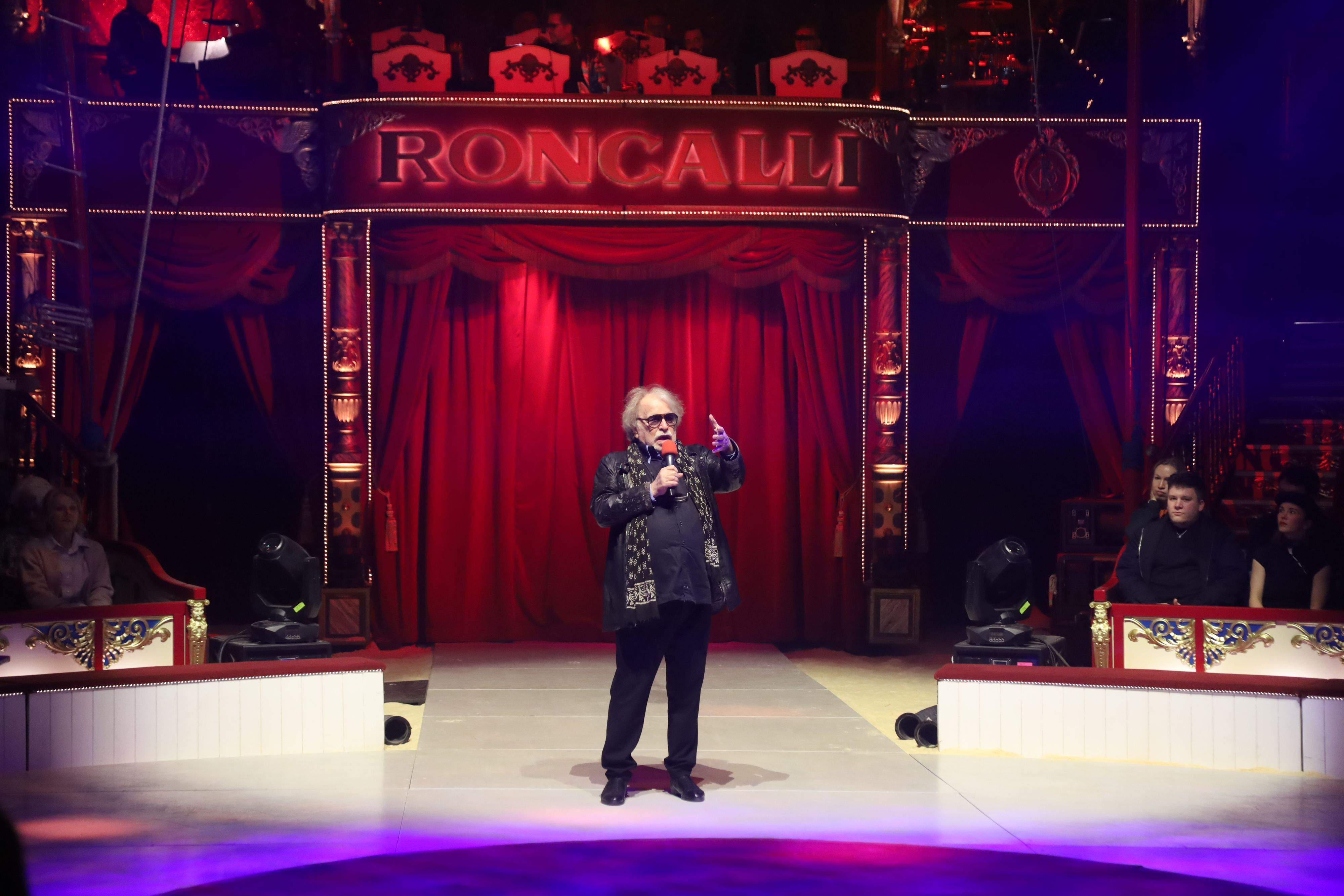 10.04.2026, Köln:  Bernhard Paul begrüßt das Publikum bei der Premiere beim Gastspiel 2026 des Zirkus Roncalli („Circus-Theater“) auf dem Neumarkt. Foto: Arton Krasniqi