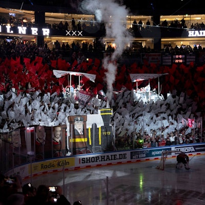 Die Fans der Kölner Haie zeigten vor dem Heimspiel gegen die Eisbären Berlin in Spiel eins der Halbfinal-Serie eine Choreo.