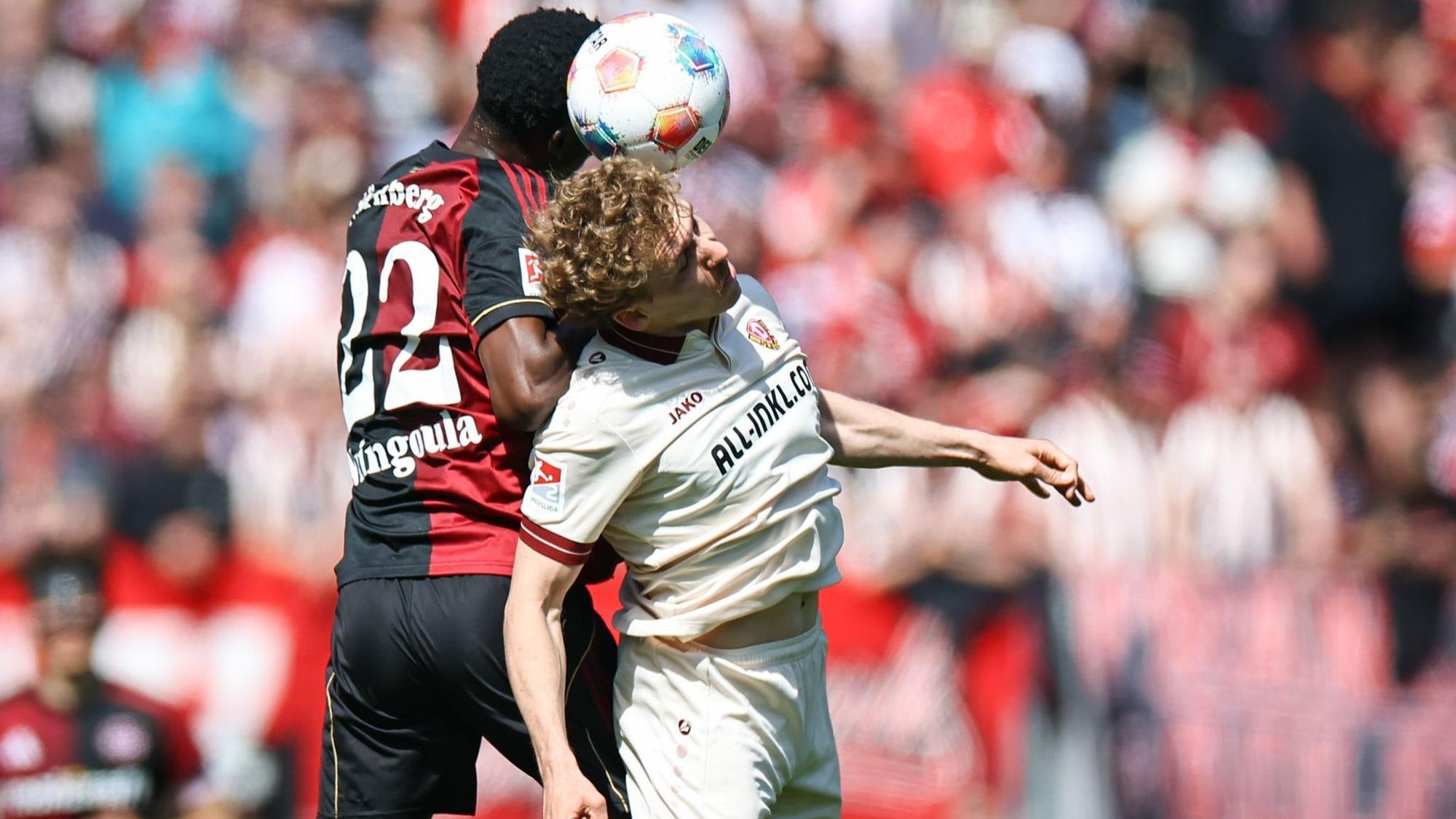 Viele Zweikämpfe prägten das Spiel, hier zwischen Nürnnbergs Rabby Nzingoula (l) und Luca Herrmann.