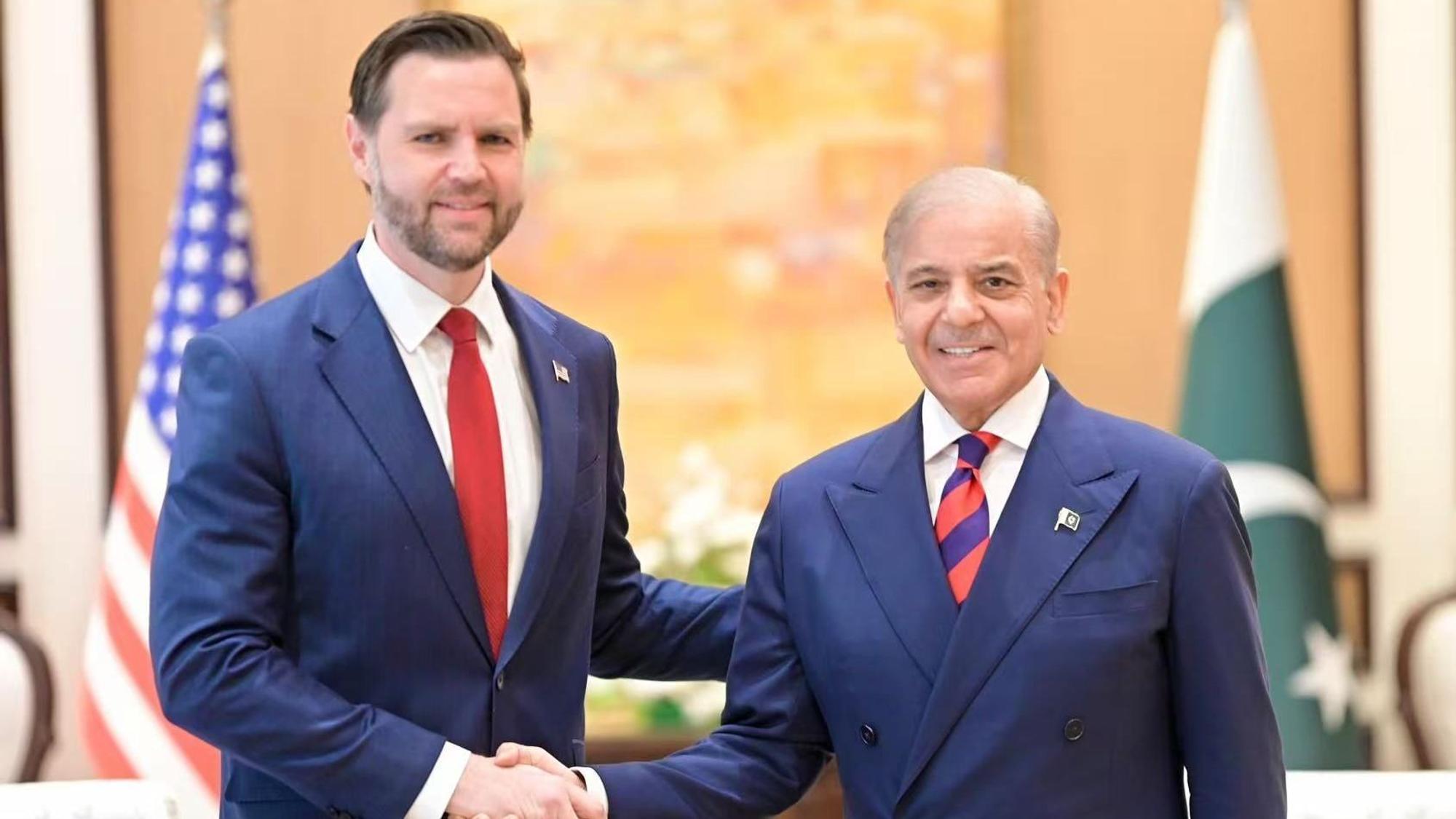 Der pakistanische Premierminister Shehbaz Sharif (r.) begrüßt US-Vizepräsident JD Vance in Islamabad zu Gesprächen.