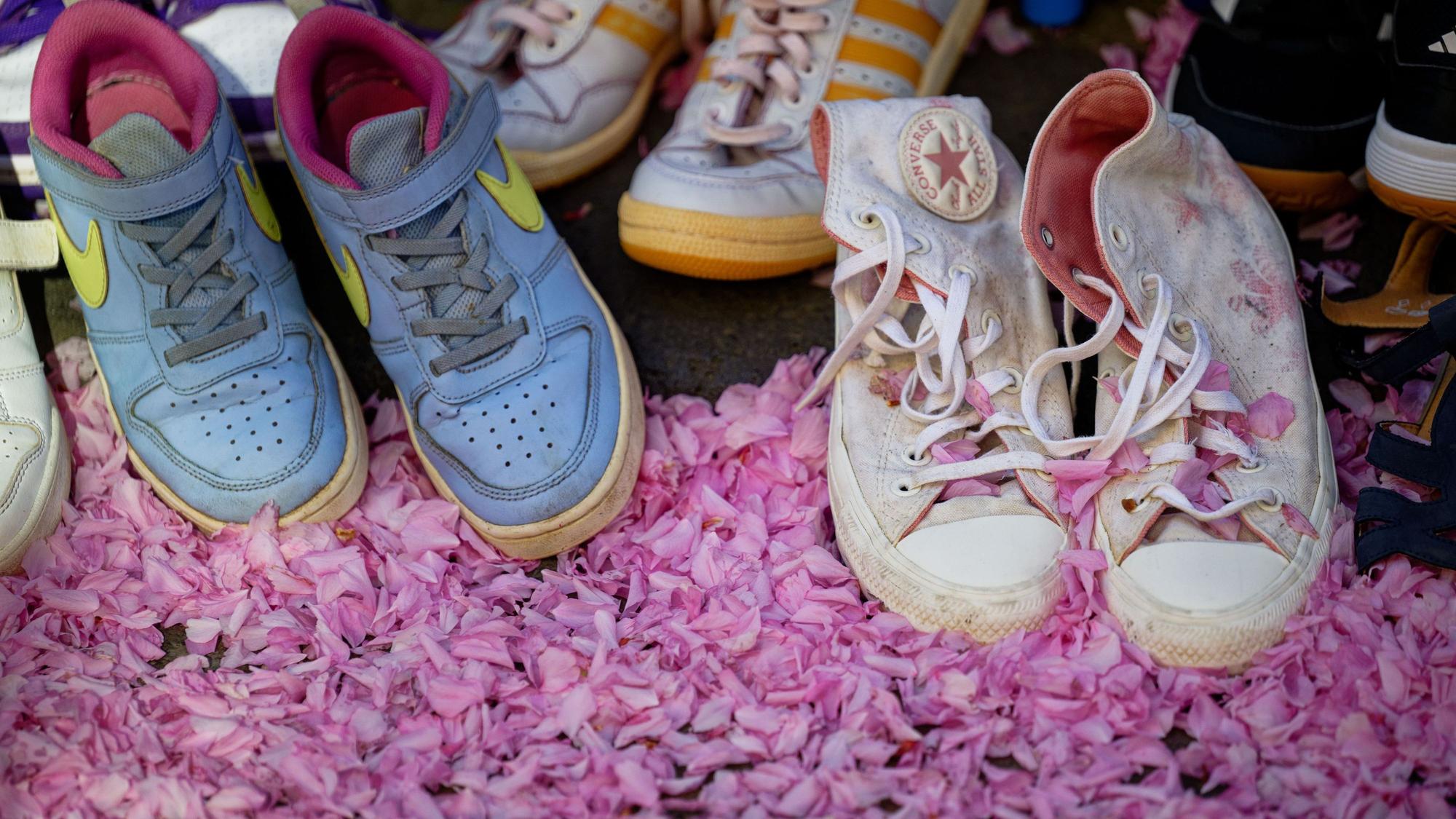 11.04.2026, Nordrhein-Westfalen, Bonn: Besucher genießen die leuchtenden Kirschblüten und den Flohmarkt in der Bonner Altstadt. Foto: Henning Kaiser/dpa +++ dpa-Bildfunk +++
