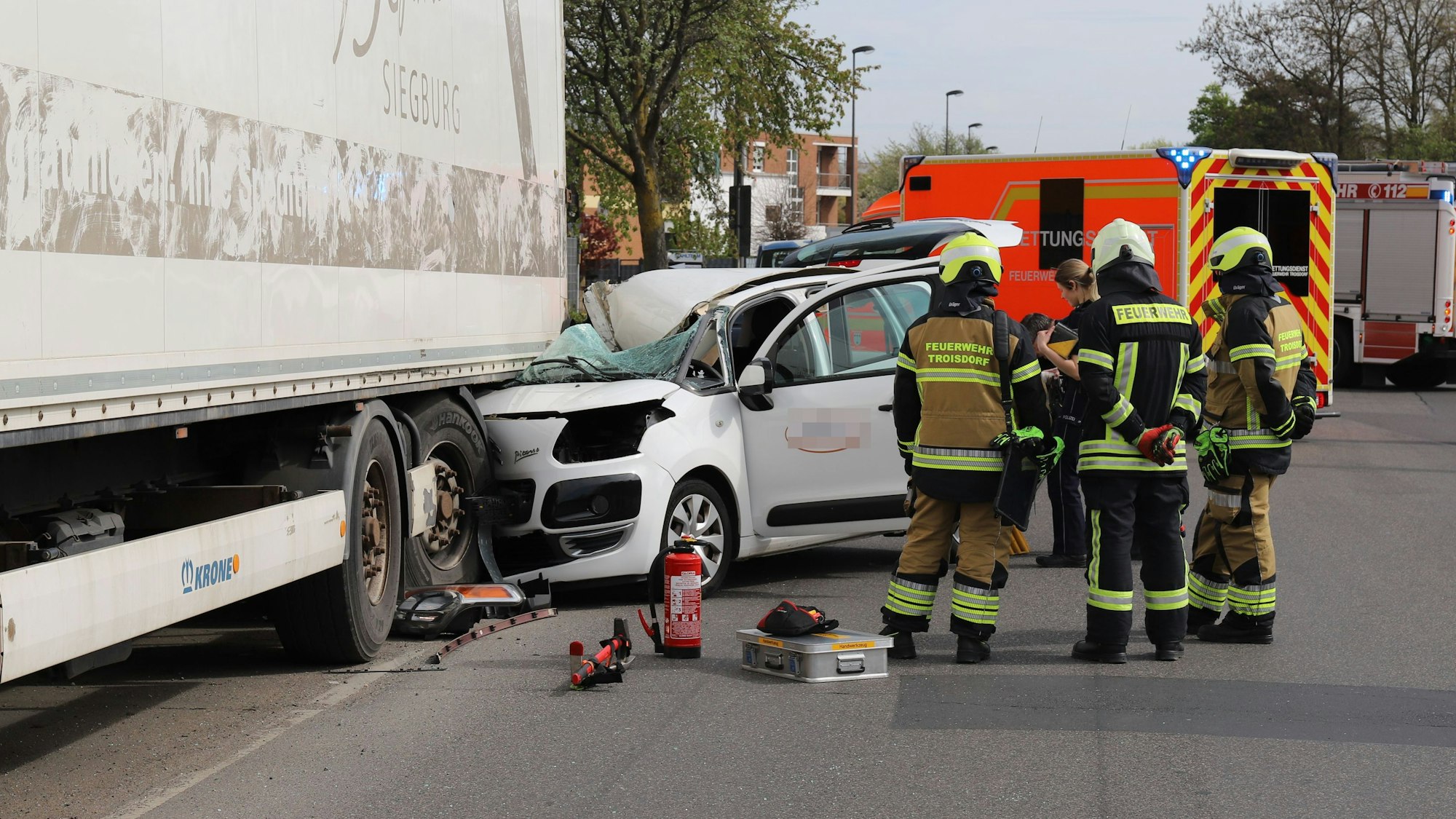 Bei einem Unfall auf der Belgischen Allee in Troisdorf-Spich ist am Samstag (11. April) eine 53 Jahre alte Autofahrerin schwer verletzt worden.