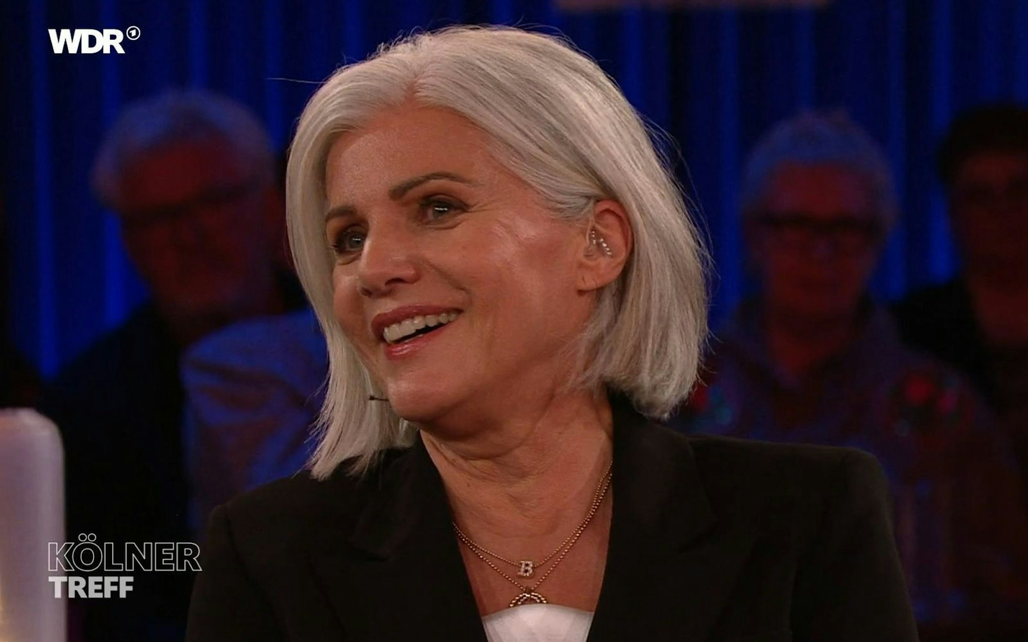 Birgit Schrowange trägt seit kurzer Zeit ein Hörgerät, das sie mit Strass-Steinen verzieren ließ. (Bild: WDR)