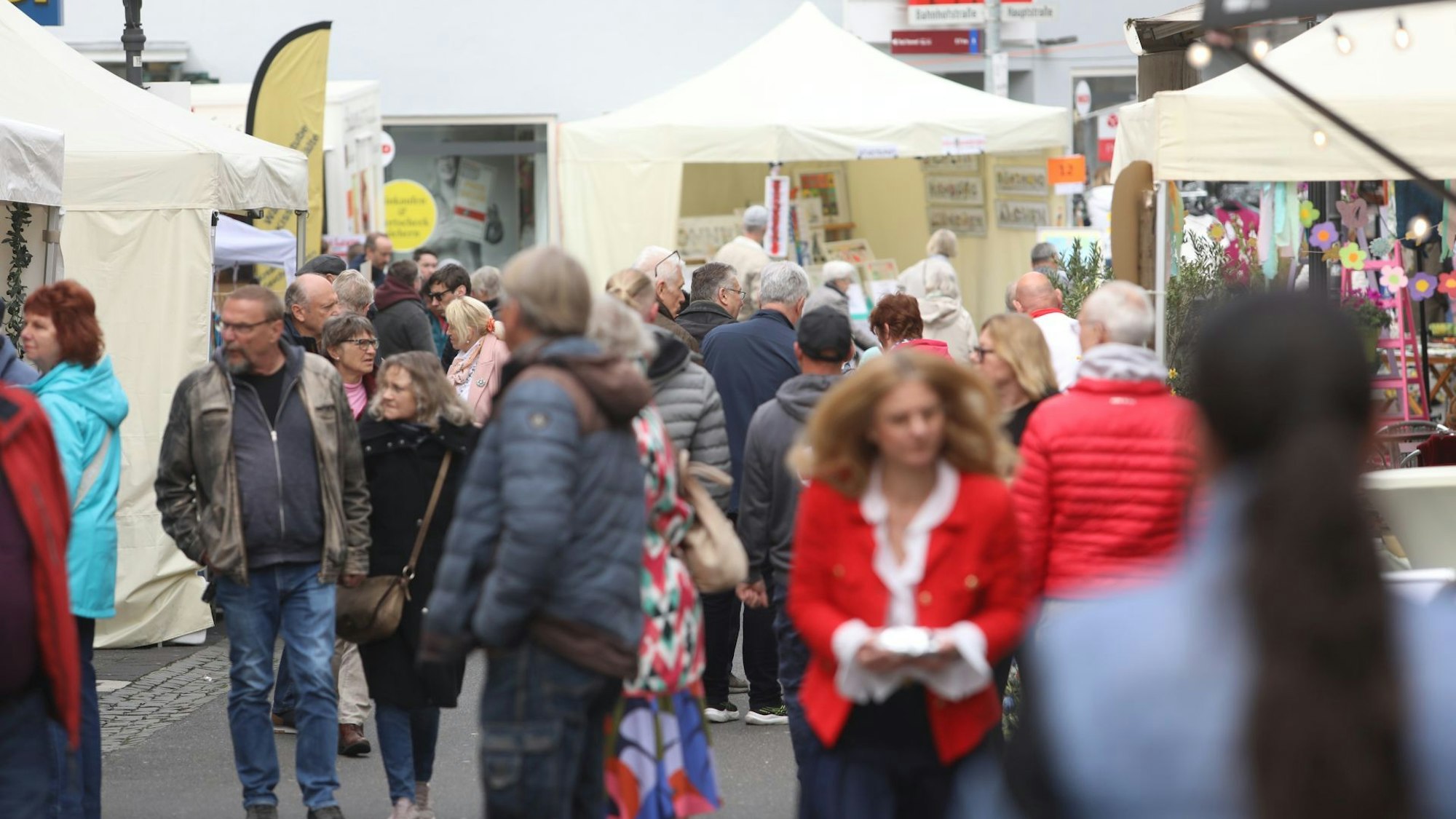 Frühlingsfest Fühl dich frühlich in Bad Honnef
- Besucher
- Stände
- Ausstellungen verschiedener Hilfsorganisationen auf dem Kirchplatz