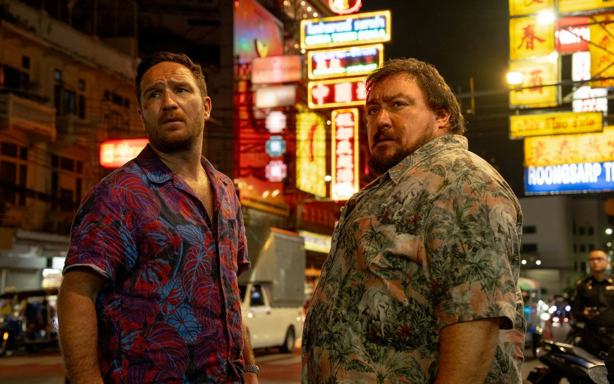 Charly (Frederick Lau, links) und Joseph (Christoph F. Krutzler) wollten doch eigentlich nur ihre Ruhe haben. Doch solange die alte Münze existiert, scheinen sie ihren Frieden nicht zu finden. Staffel zwei führt sie bis nach Bangkok. (Bild: Netflix)