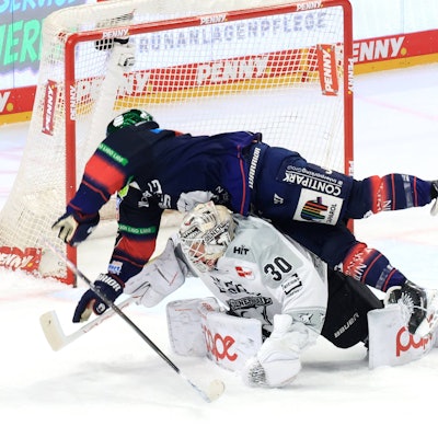 DEU, DEL, 1.EBL, Eisbaeren vs. Koelner Haie, / 12.04.2026, Uber-Arena, Berlin, DEU, DEL, 1.EBL, Eisbaeren vs. Koelner Haie, im Bild Markus Vikingstad Eisbaeren Berlin 37, JANNE JUVONEN Koelner Haie 30 *** DEU, DEL, 1 EBL, Eisbaeren vs Koelner Haie, 12 04 2026, Uber Arena, Berlin, DEU, DEL, 1 EBL, Eisbaeren vs Koelner Haie, in the picture Markus Vikingstad Eisbaeren Berlin 37 , JANNE JUVONEN Koelner Haie 30 nordphotoxGmbHx/xEngler nph00076