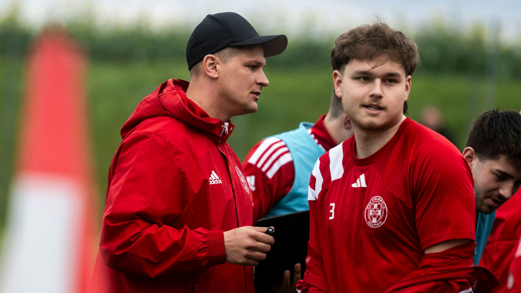 Das Bild zeigt David Sasse beim Pokalspiel gegen Billig an der Seitenlinie.