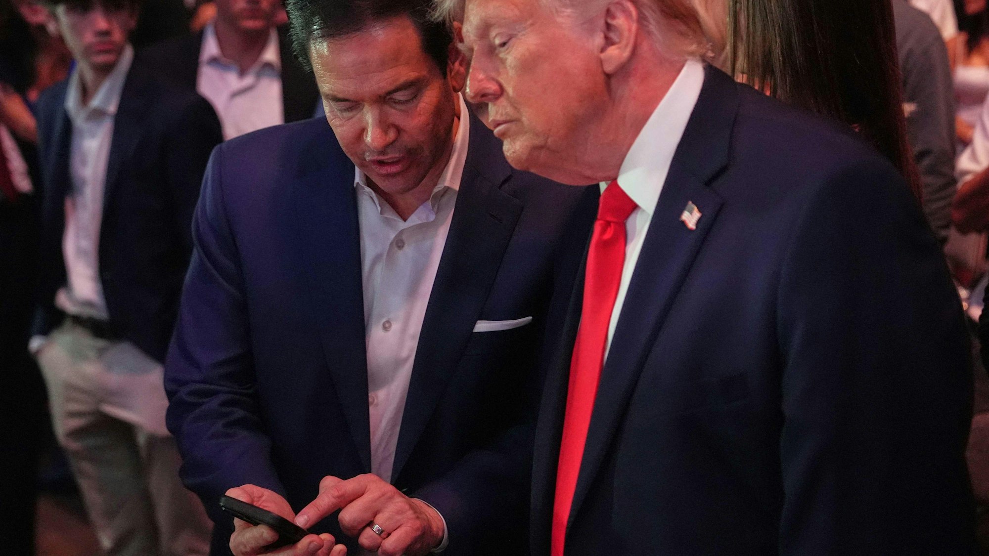 Donald Trump (r.) mit Außenminister Marco Rubio bei der UFC-Veranstaltung in Miami