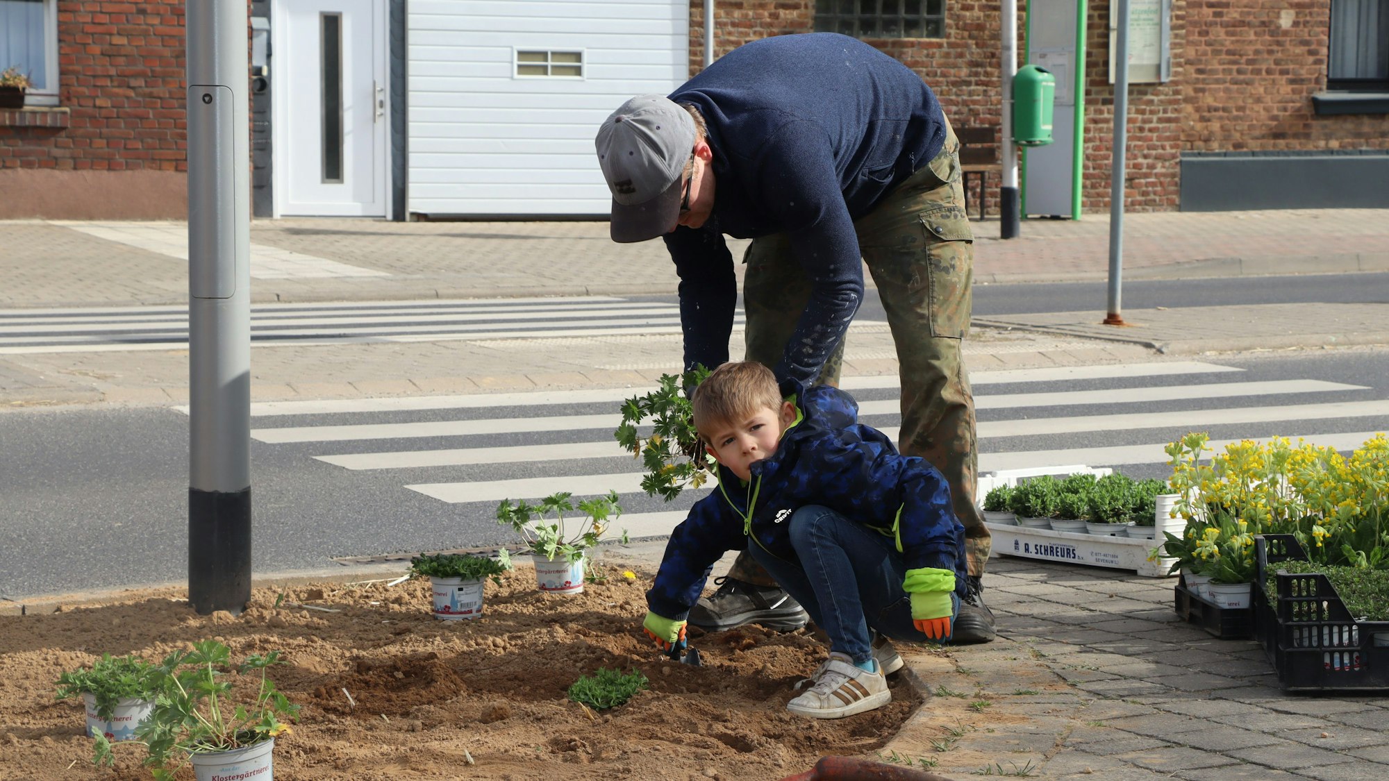 Ein Mann und ein Kind arbeiten in einem Bett.
