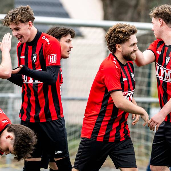 Das Bild zeigt einige Spieler der JSG Erft Euskirchen nach dem Ausgleich gegen Bessenich.