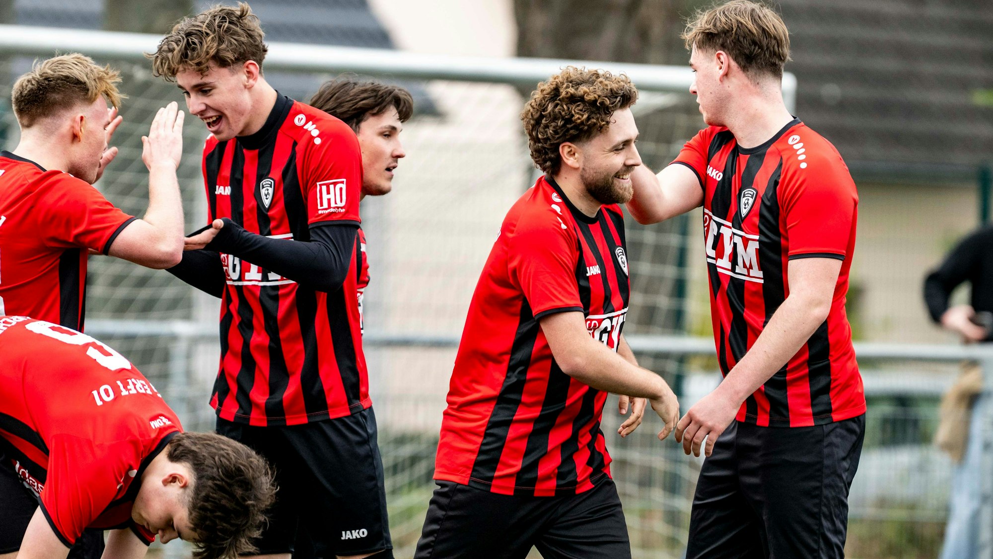 Das Bild zeigt einige Spieler der JSG Erft Euskirchen nach dem Ausgleich gegen Bessenich.