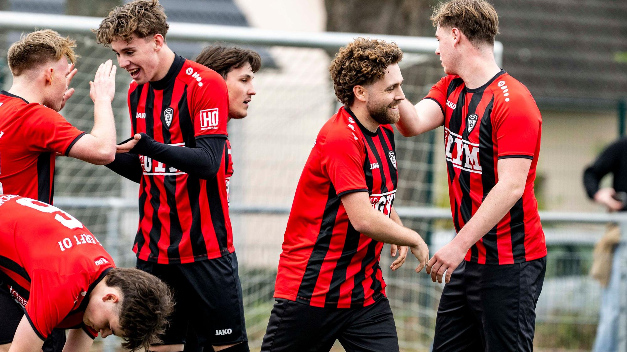 Das Bild zeigt einige Fußballspieler der JSG Erft nach einem Tor.