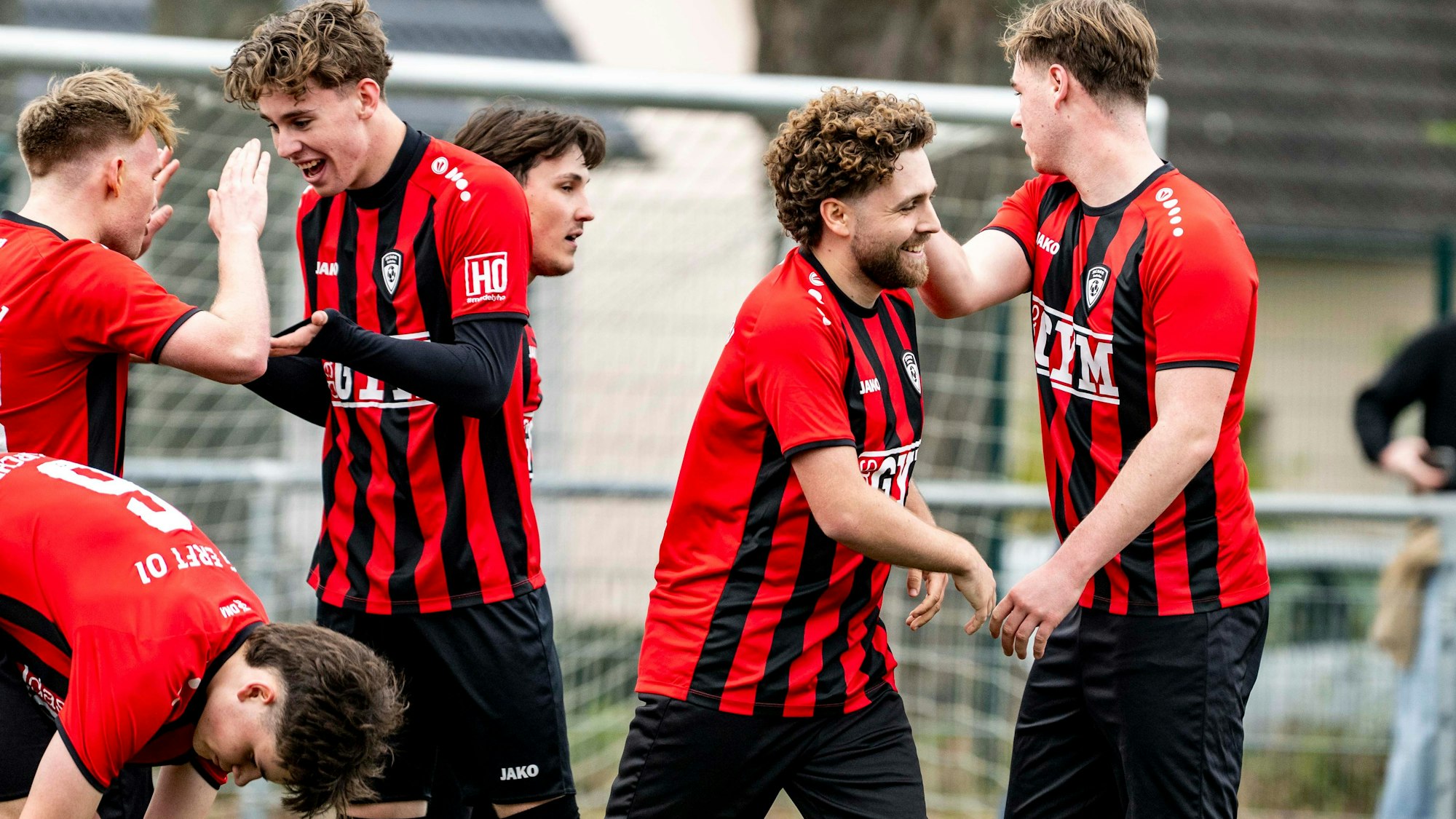 Das Bild zeigt einige Fußballspieler der JSG Erft nach einem Tor.