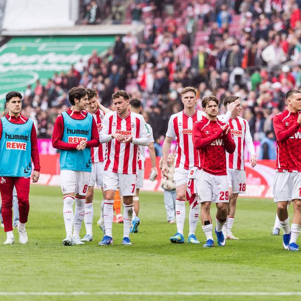 Spieler des 1. FC Köln bedankne sich bei den Fans.