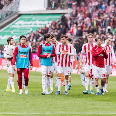 Spieler des 1. FC Köln bedankne sich bei den Fans.