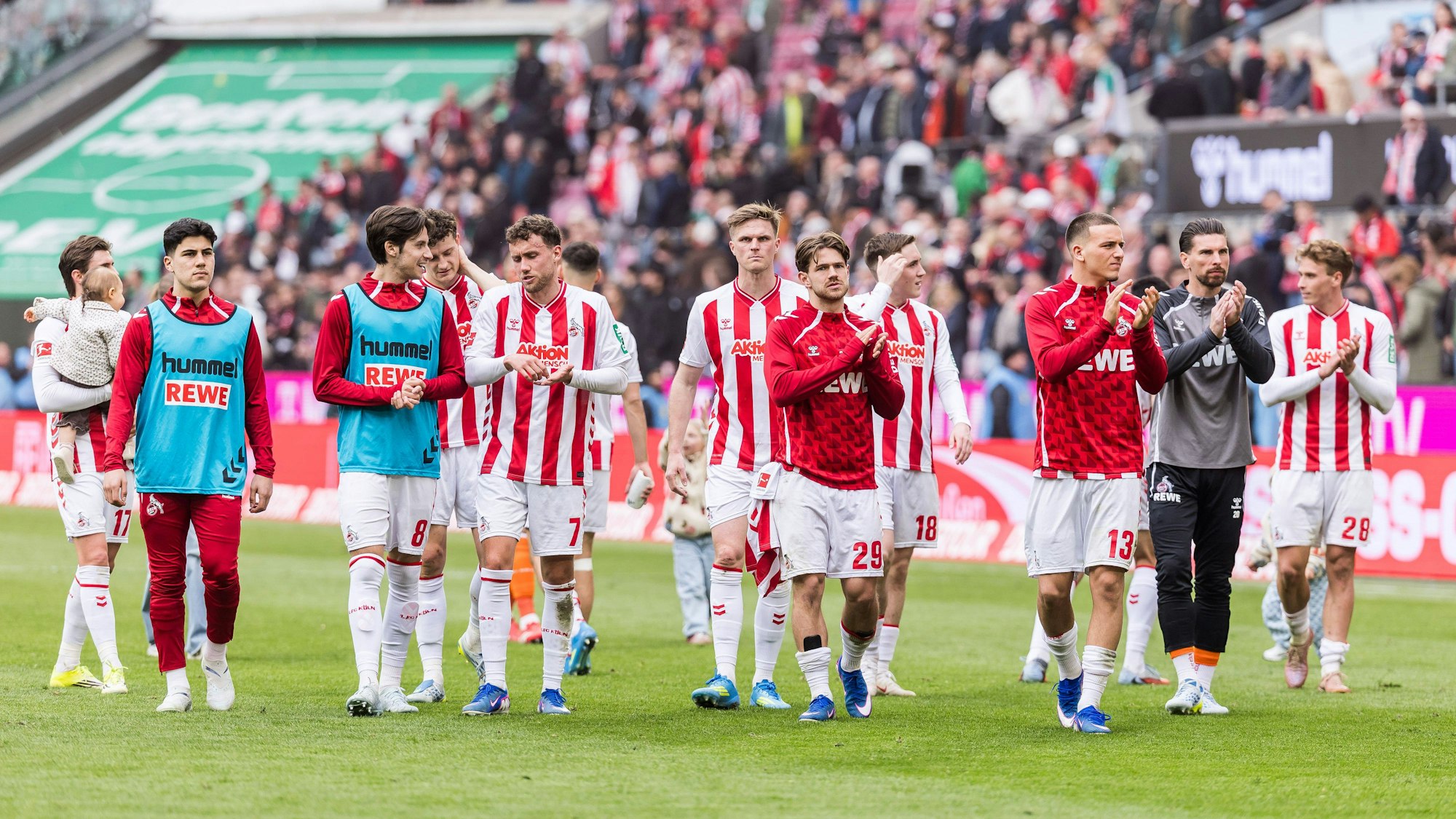 Spieler des 1. FC Köln bedankne sich bei den Fans.