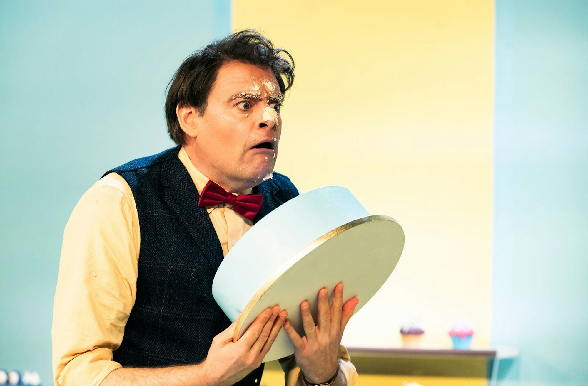 Frank Anders (Max Giermann) ist das Gesicht der beliebten Kindersendung „Sachen und Lachen“. (Bild: WDR/BAVARIA FICTION/Martin Valentin Menke)