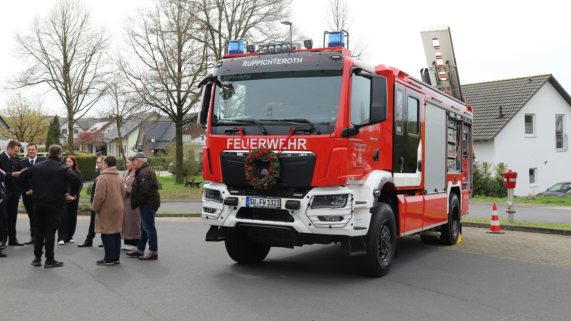 Mit einem Blumenstrauß und ausgefahrenem Leiterbehälter präsentierte sich das neue Fahrzeug, ein HLF 20.