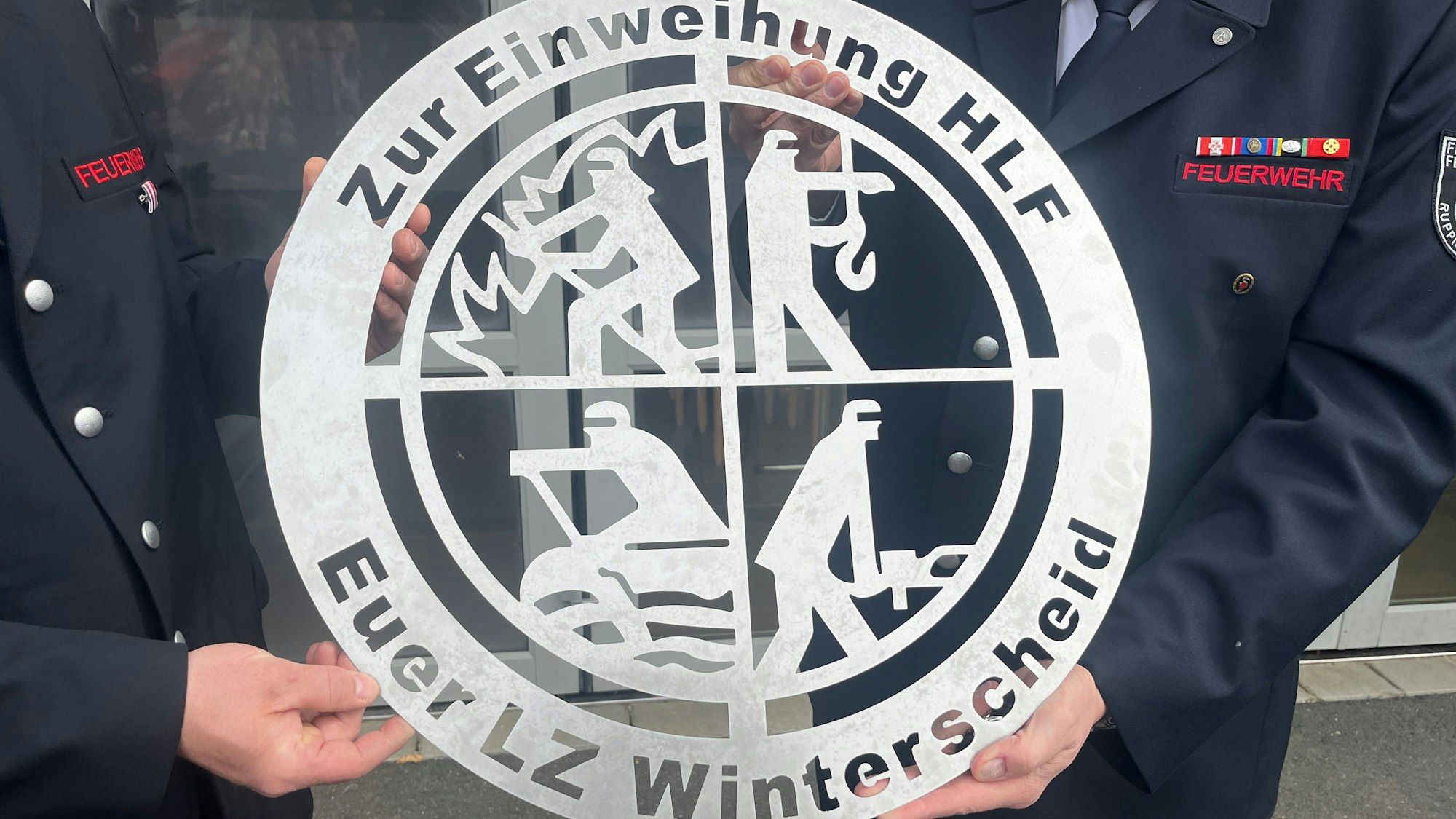 Der Löschzug Winterscheid schenkte zur Einweihung ein großes Schild.