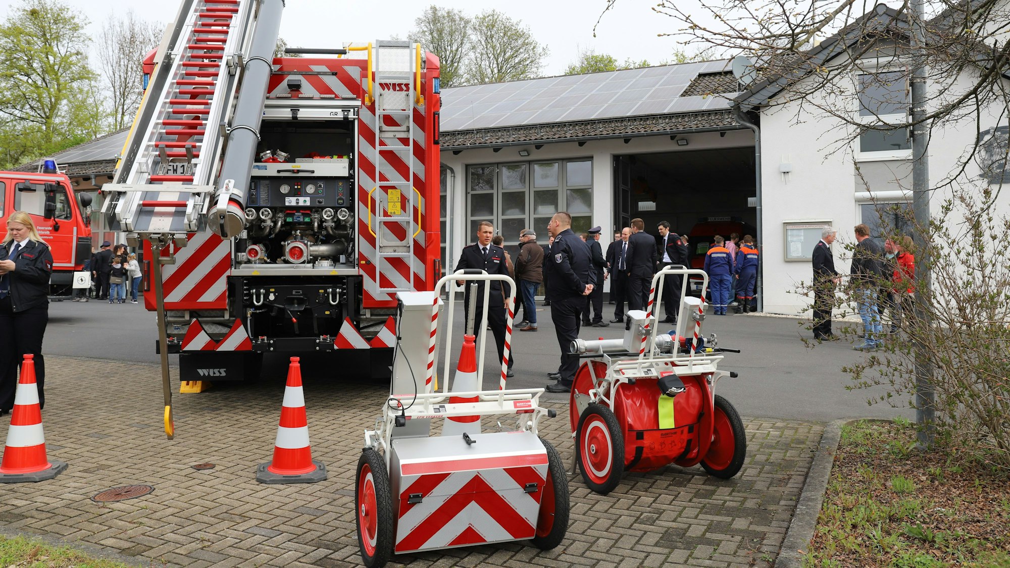 Zur Ausstattung gehören je eine Haspel für die Verkehrsabsicherung und für 160 Meter schnell ausrollbare Schläuche.