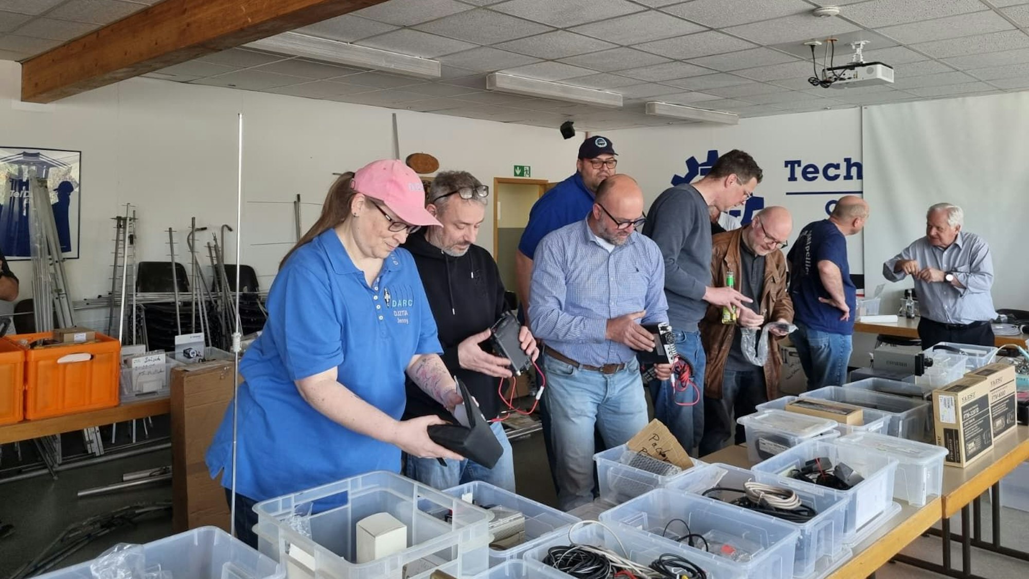 Menschen auf einem Flohmarkt für Funker