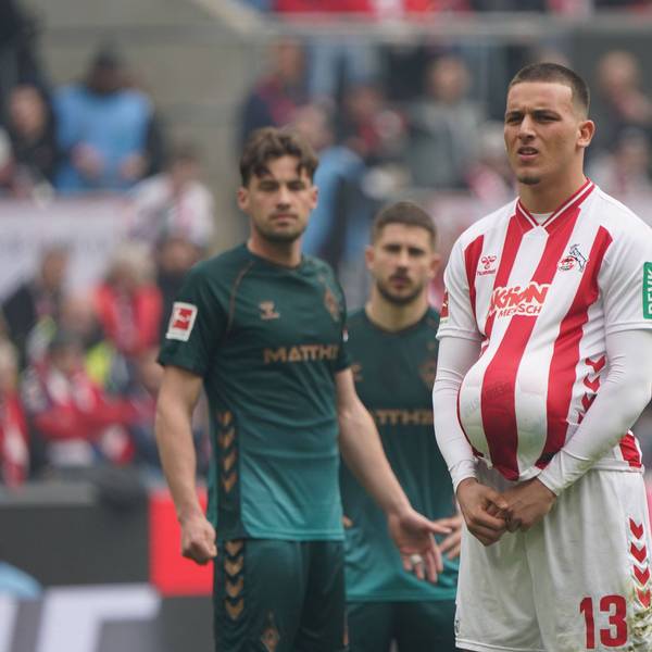 Said El Mala wartet mit Ball unter dem Trikot auf den Elfmeter.