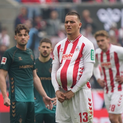Said El Mala wartet mit Ball unter dem Trikot auf den Elfmeter.