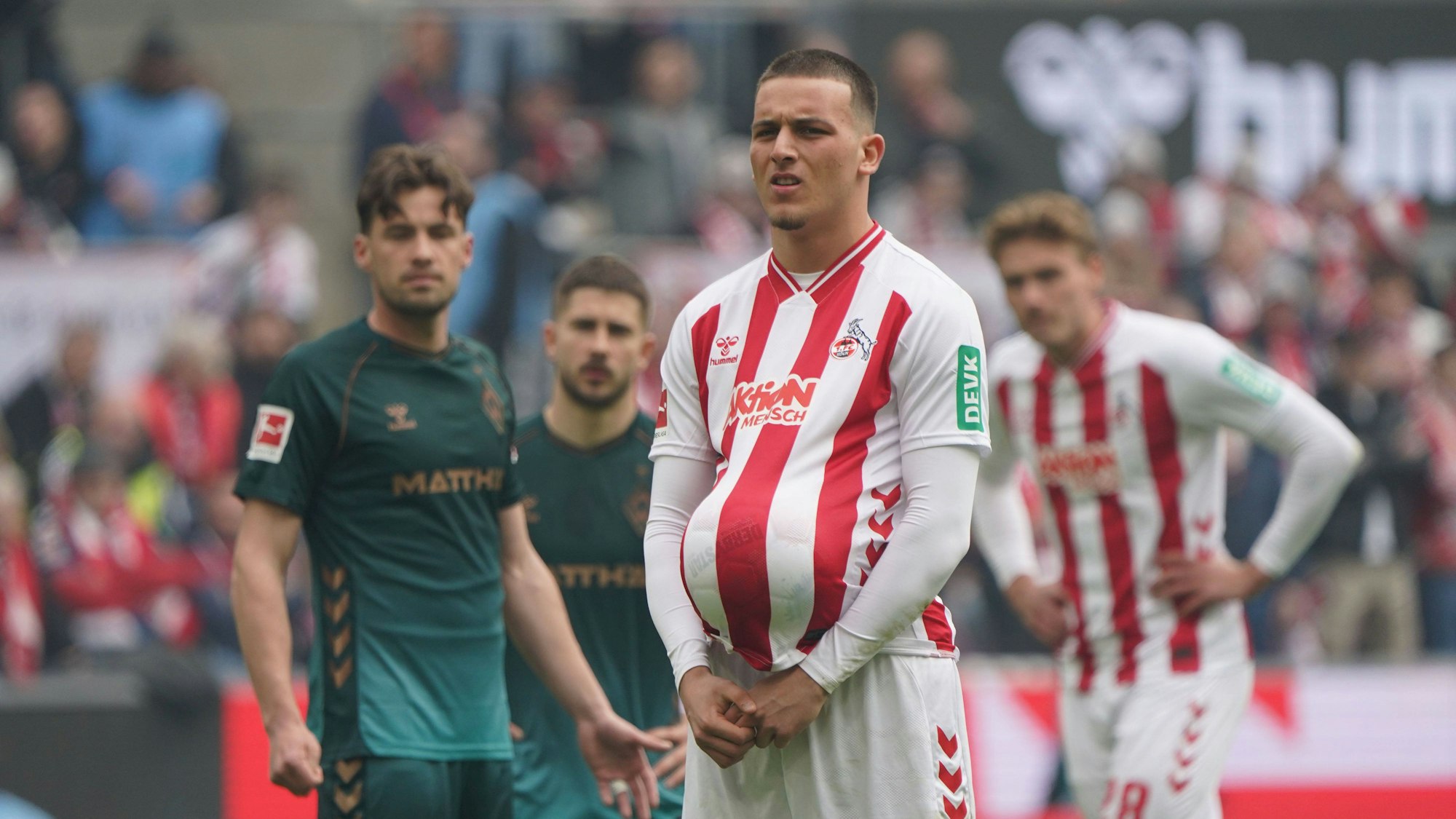 Said El Mala wartet mit Ball unter dem Trikot auf den Elfmeter.