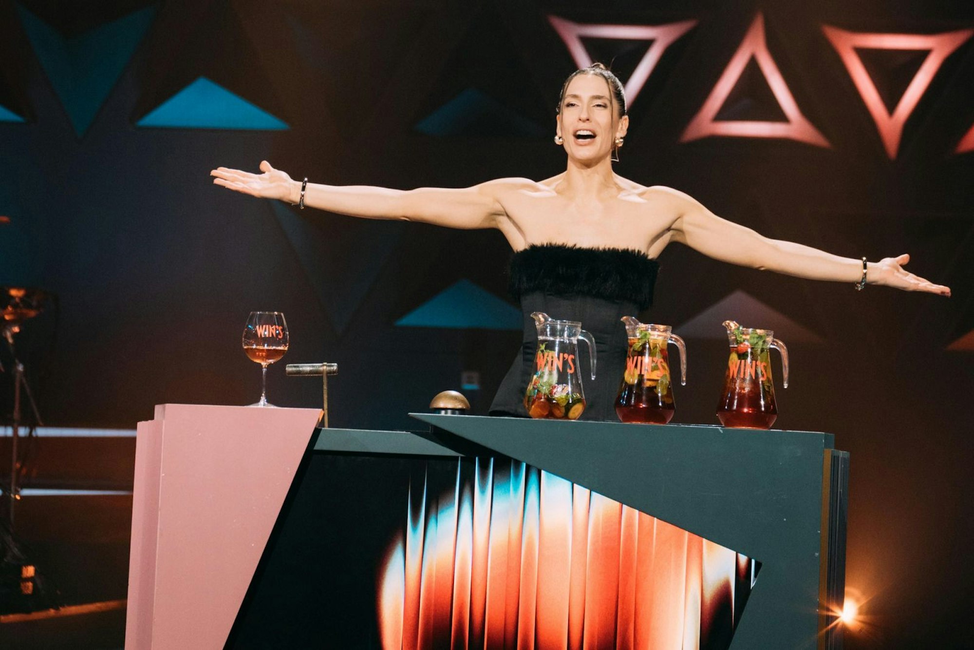 Andrea Petkovic glänzt als glamouröse Sport-Diva - in einer an legendäre Tennismomente angelehnten Interpretation der ProSieben-Quizshow. (Bild: Joyn / Anna Reuter)