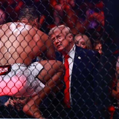 Der Brasilianer Paulo Costa unterhält sich am Samstag (11. April) mit US-Präsident Donald Trump nach Costas Sieg gegen den Russen Azamat Murzakanov im Kaseya Center in Miami.