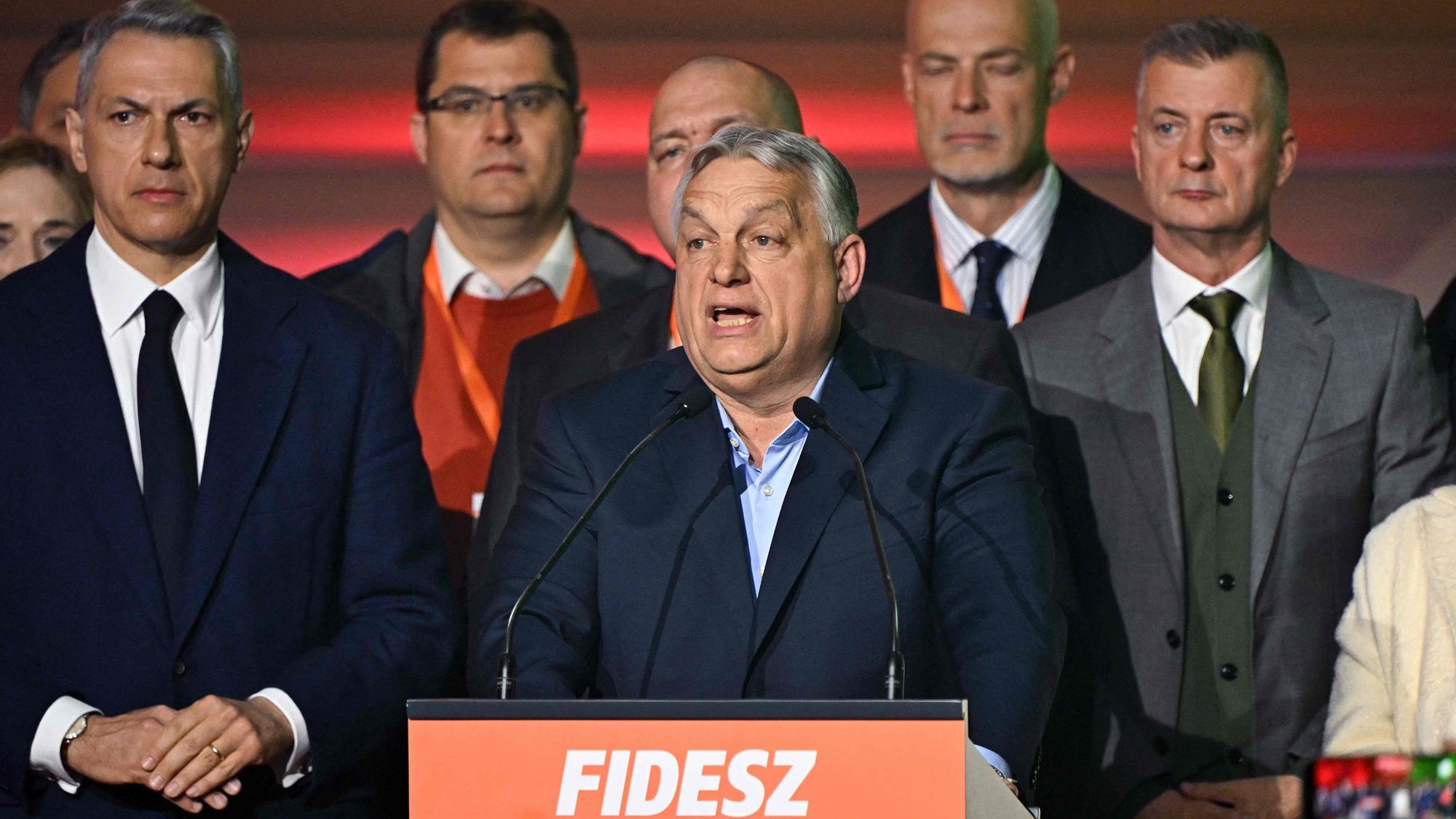 Ungarns Ministerpräsident Viktor Orban spricht nach der Bekanntgabe der Ergebnisse der Parlamentswahlen.