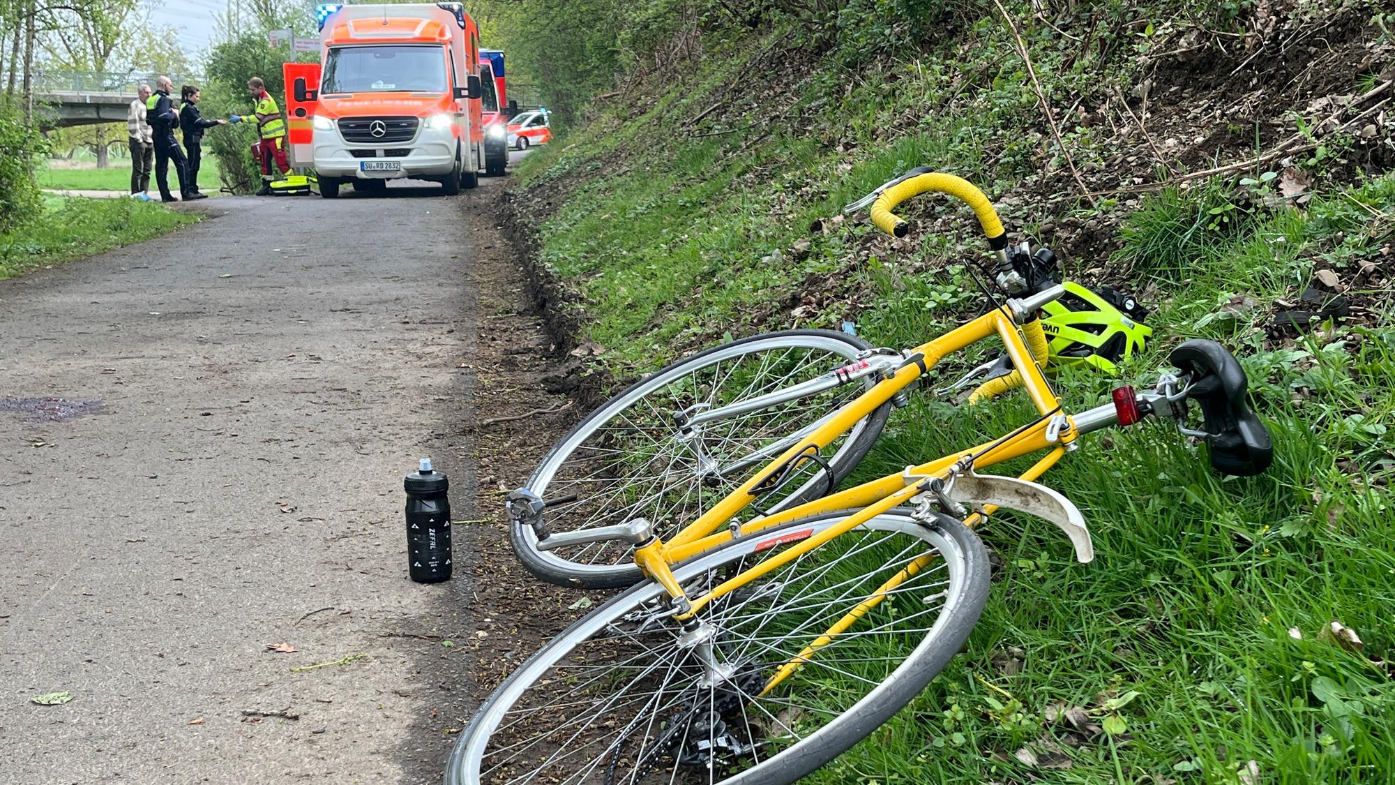 Bei einem Frontalzusammenstoß sind am Sonntag (12. April) zwei Rennradfahrer auf einem Radweg in Sankt Augustin schwer verletzt worden.