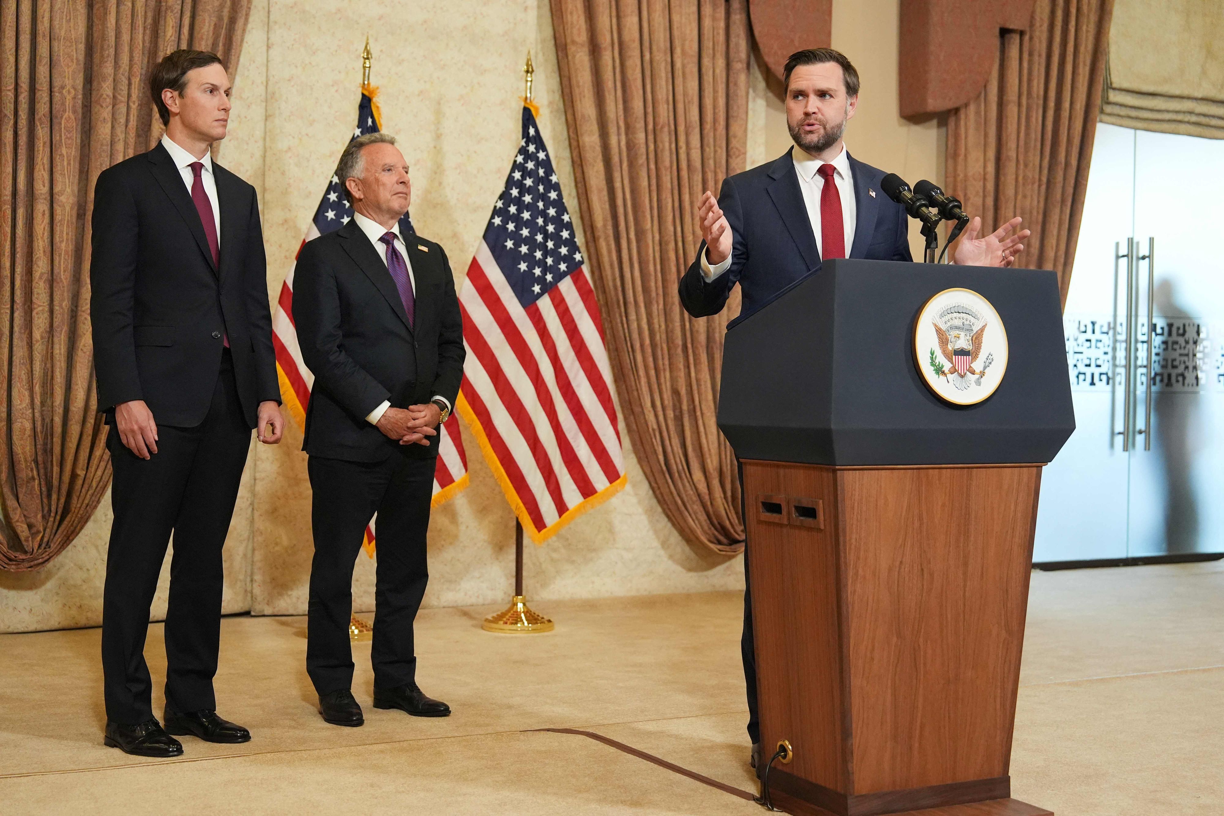 US-Vizepräsident JD Vance (r.) zusammen mit Jared Kushner (links) und Steve Witkoff (Mitte) nach einem Treffen mit Vertretern Pakistans und des Iran