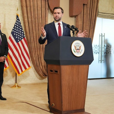 US-Vizepräsident JD Vance (r.) zusammen mit Jared Kushner (links) und Steve Witkoff (Mitte) nach einem Treffen mit Vertretern Pakistans und des Iran