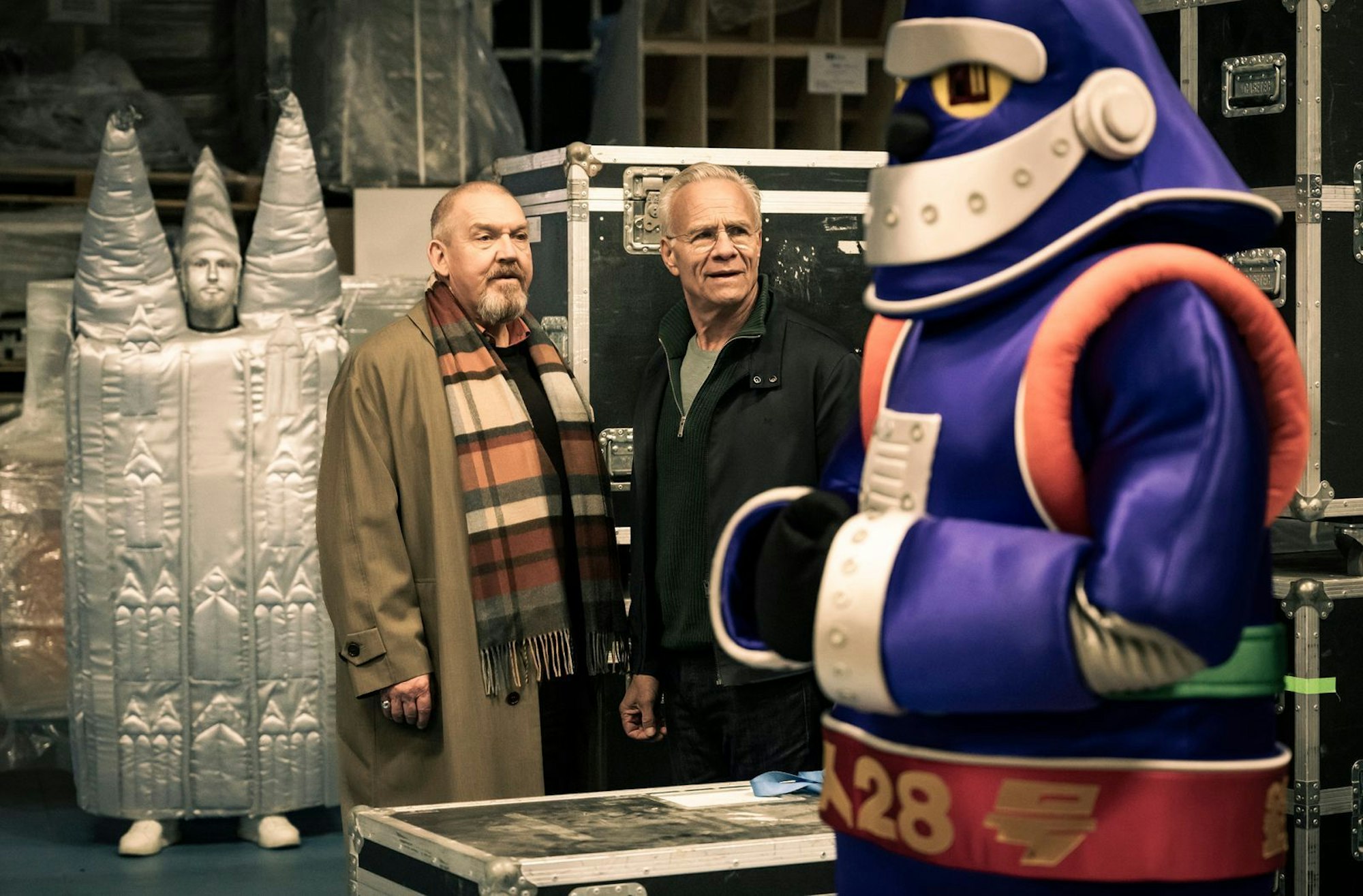 Freddy Schenk (Dietmar Bär, links) und Max Ballauf (Klaus J. Behrendt) bewegen sich im „Tatort: Showtime“ immer wieder auf dem Studiogelände, wo die Kindershow rund um den Fall entsteht. (Bild: WDR/BAVARIA FICTION/Martin Valentin Menke)