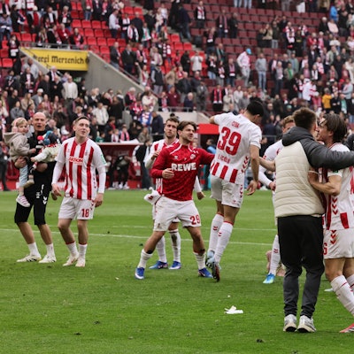 Kölner Glücksgefühle: Die FC-Spieler tanzen nach dem Abpfiff ausgelassen vor der Südkurve.