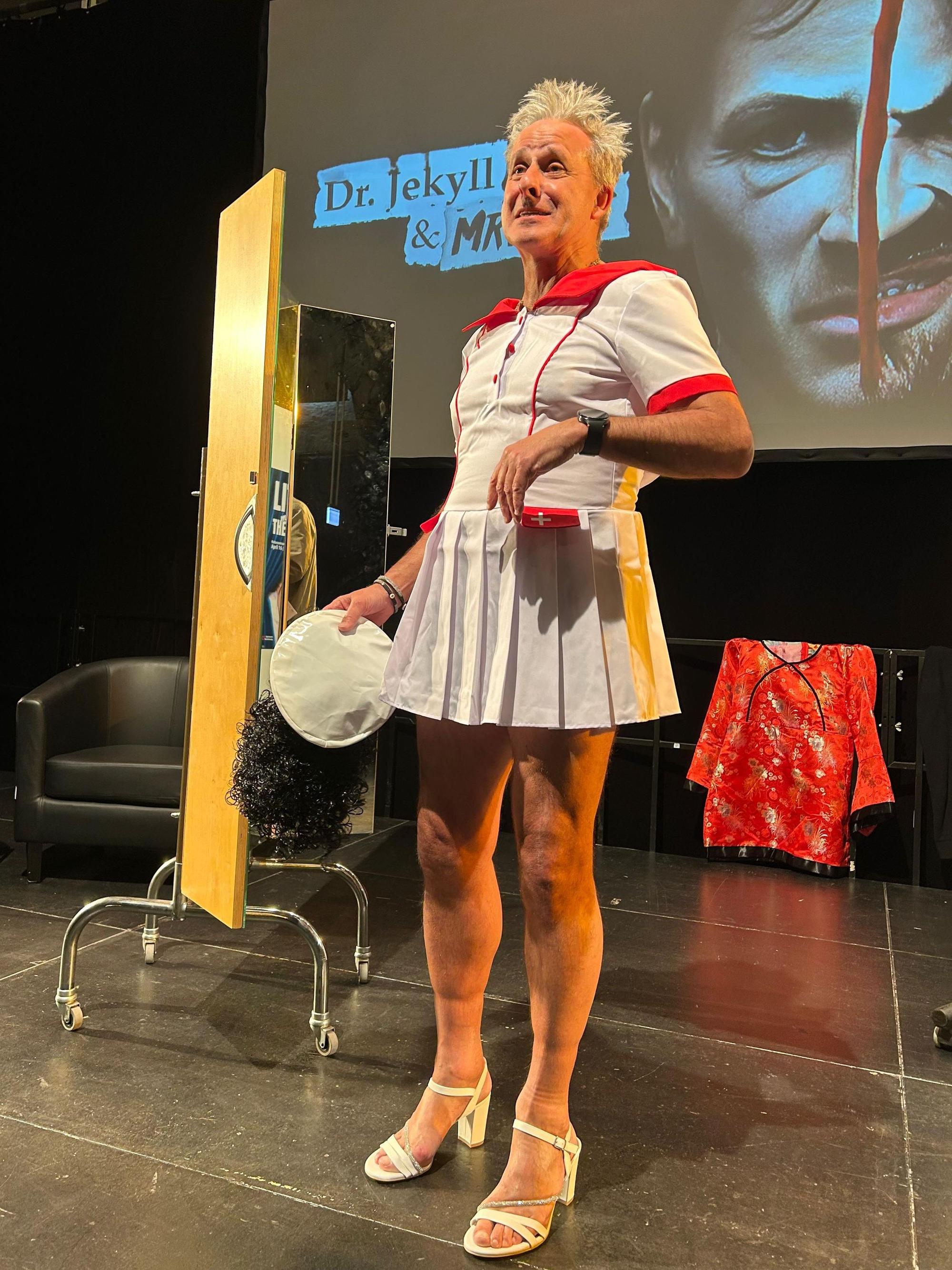 Fußball-Weltmeister Pierre Littbarski bei den Proben zu seinem Theaterstück.