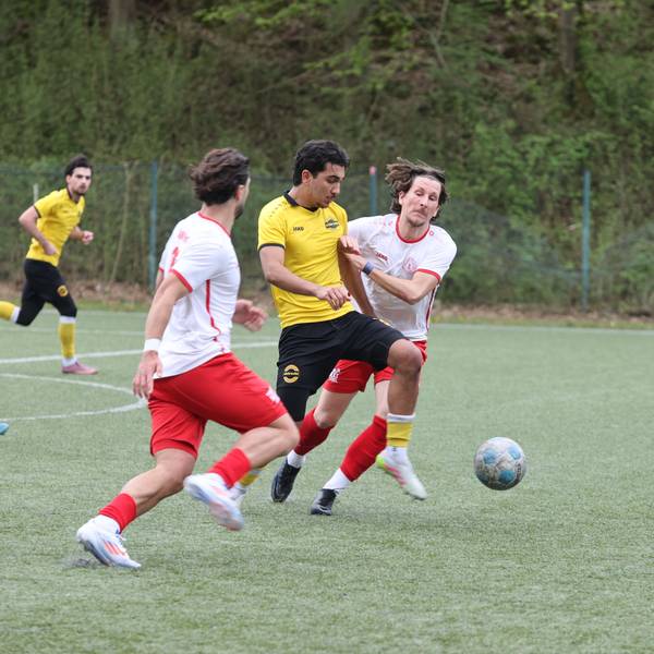 Kampf um den Ball.