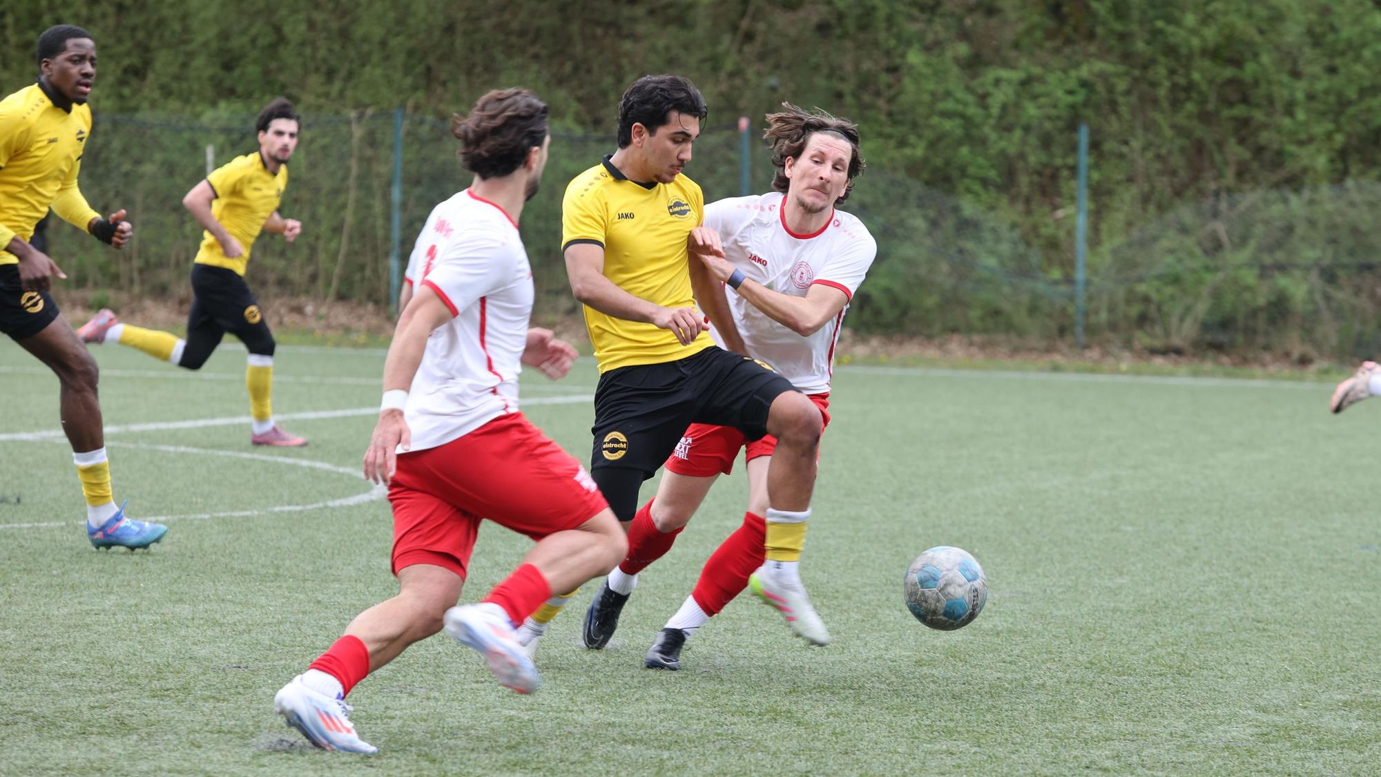 Kampf um den Ball.